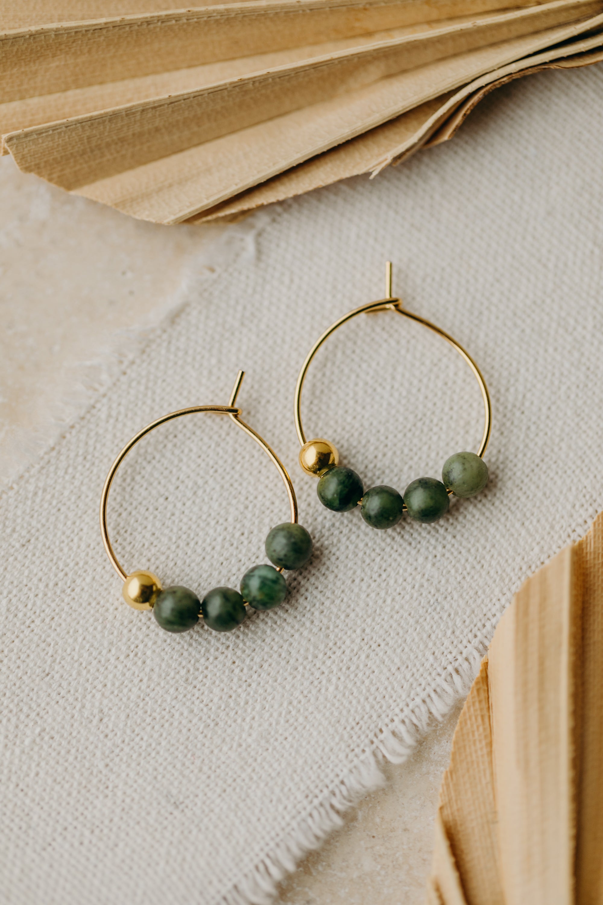 filigrane Creole aus Edelstahl mit dunkelgrünen Jadeperlen