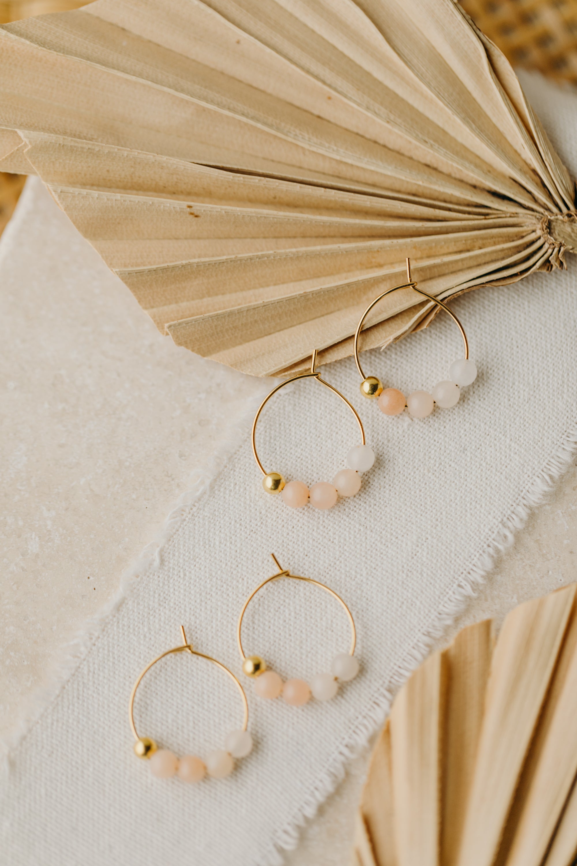 filigrane Creole aus Edelstahl mit apricot farbenen Jadeperlen