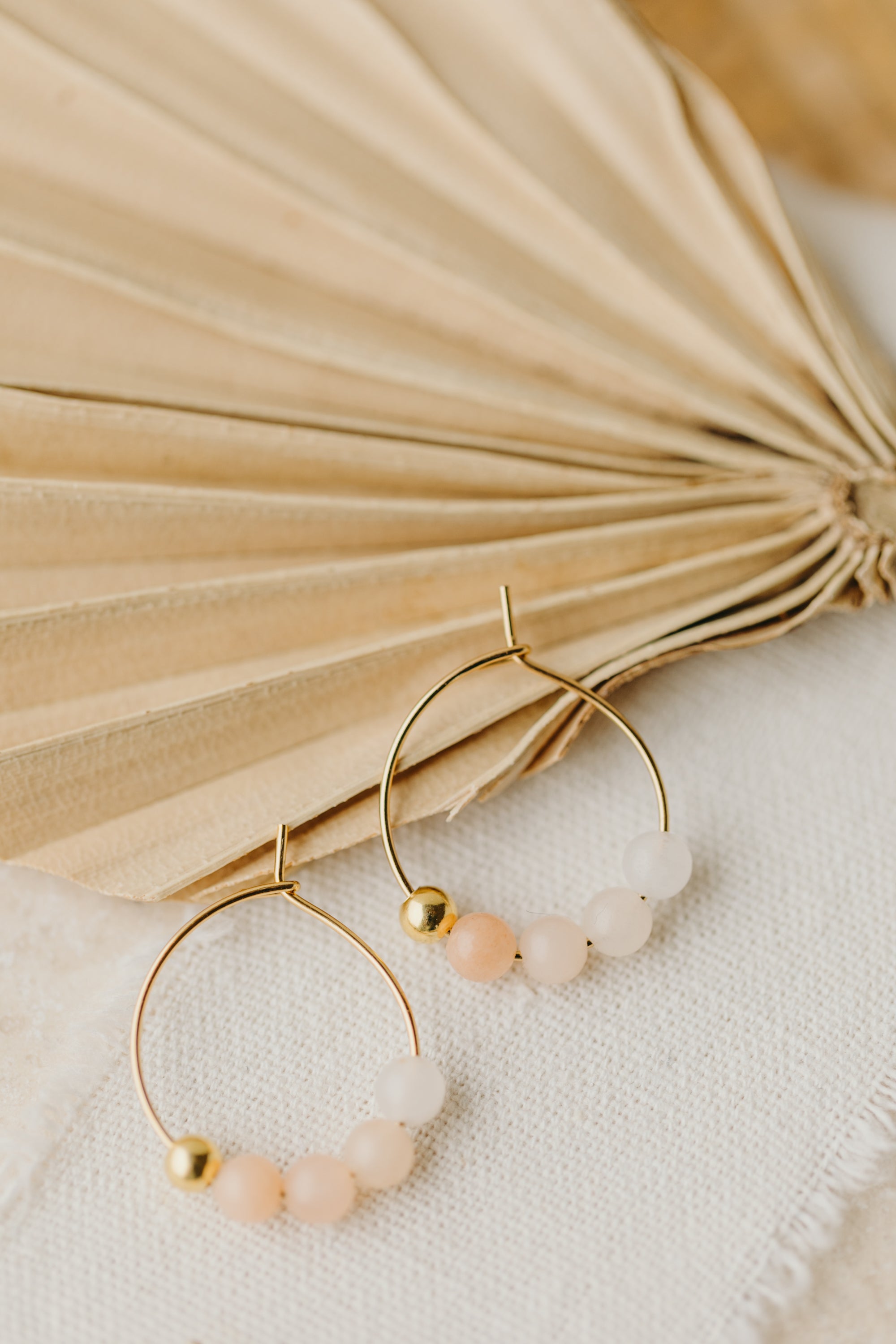 filigrane Creole aus Edelstahl mit apricot farbenen Jadeperlen