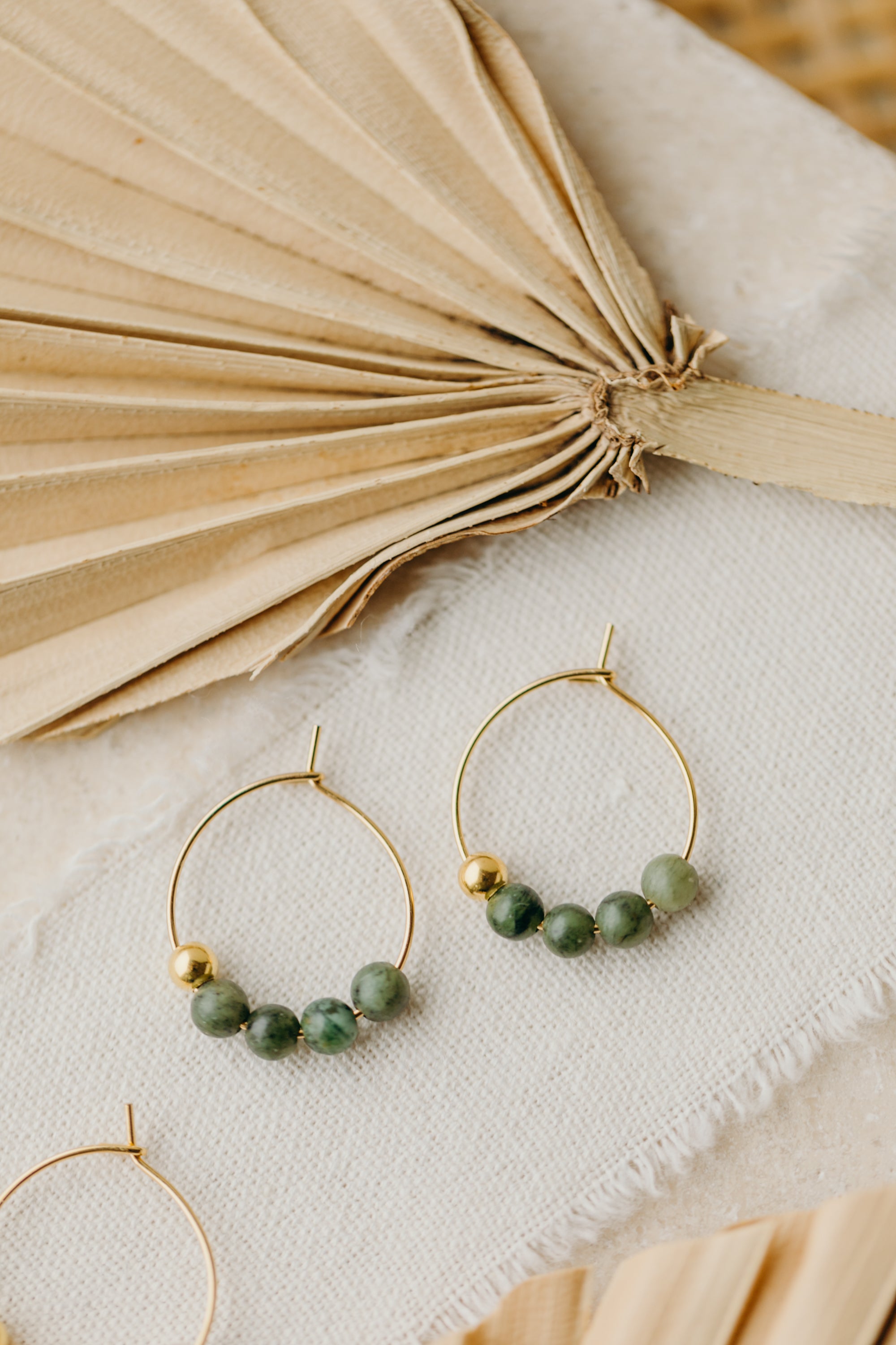 filigrane Creole aus Edelstahl mit dunkelgrünen Jadeperlen