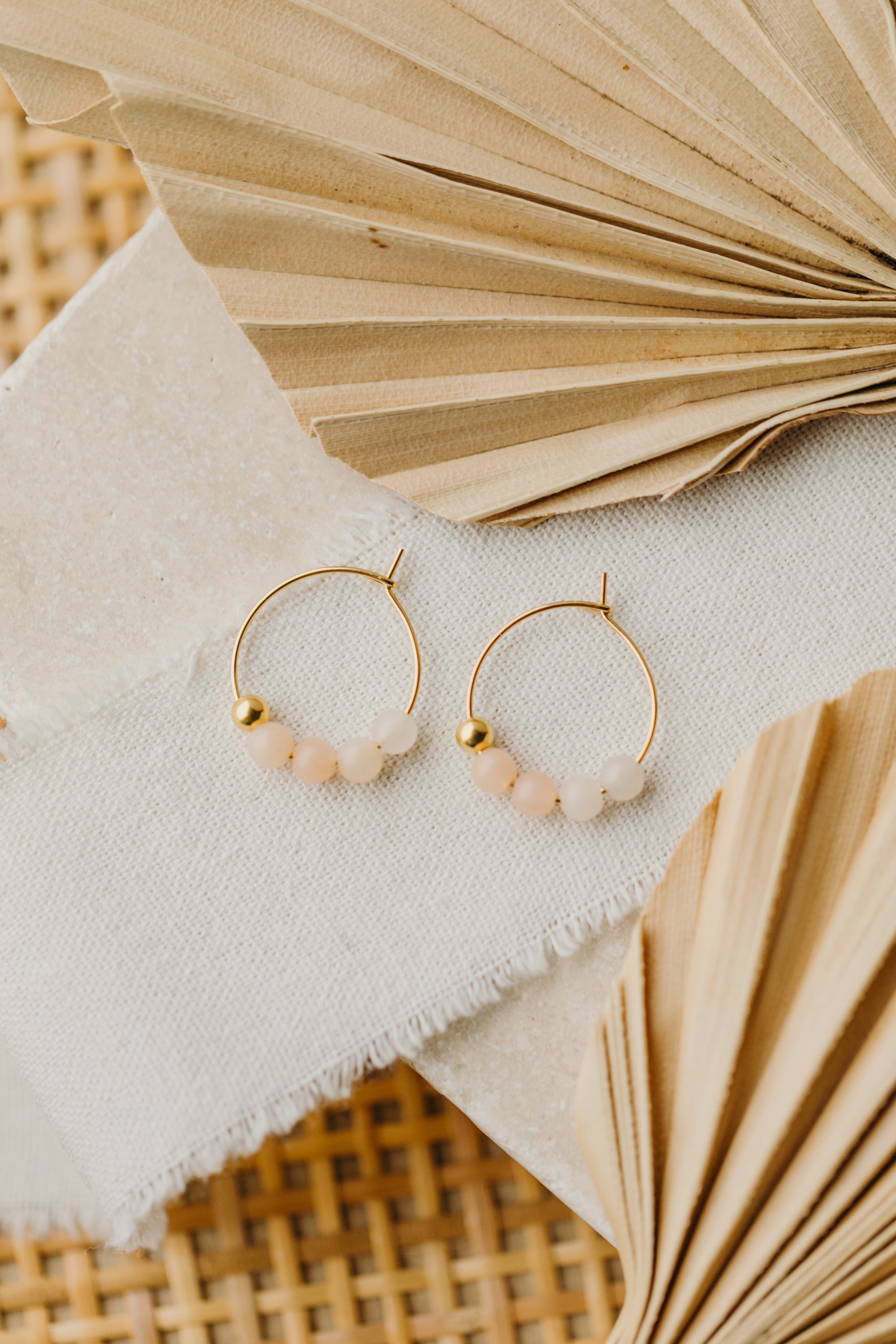 filigrane Creole aus Edelstahl mit apricot farbenen Jadeperlen