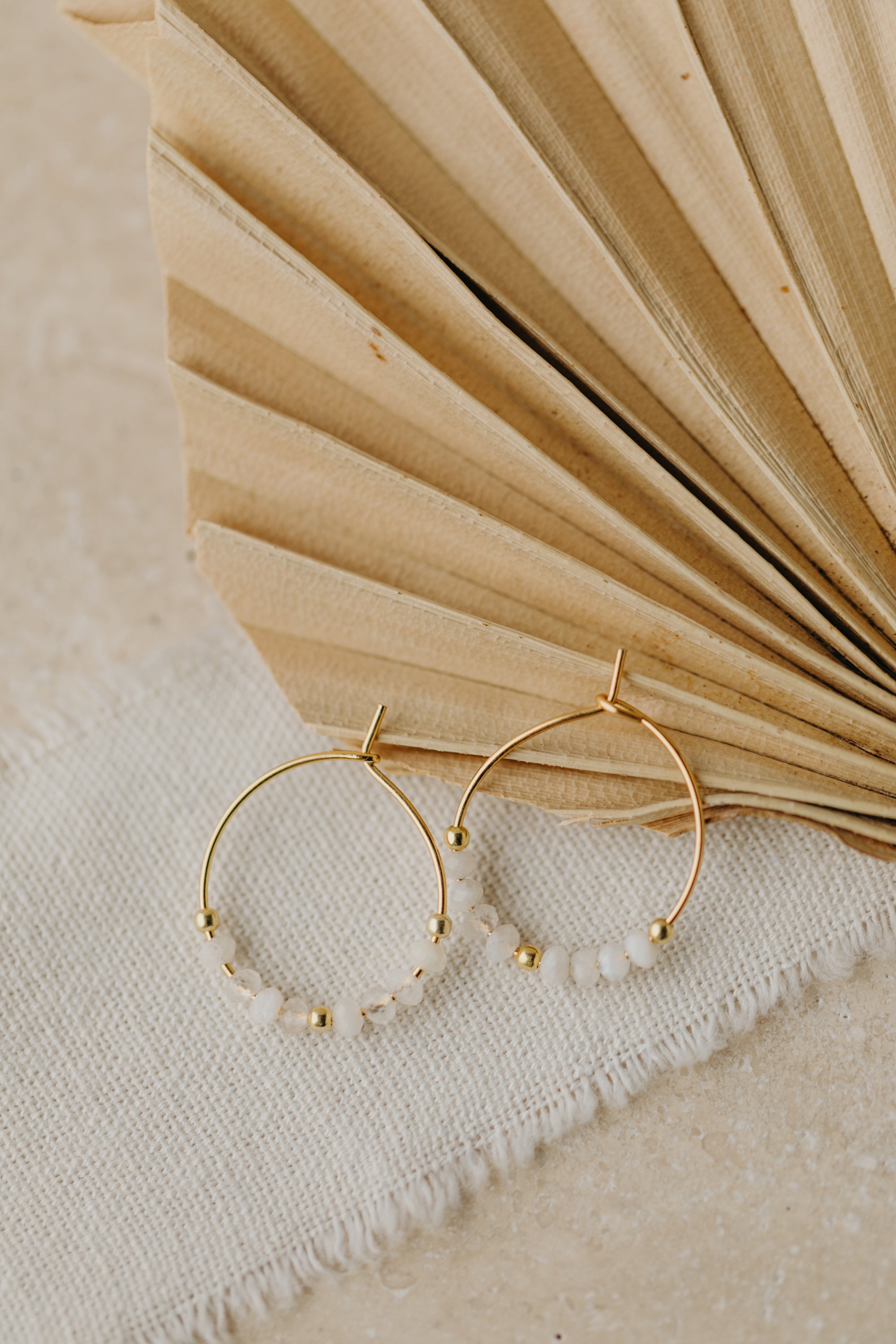 filigrane Creole aus Titan mit weißen Mondstein Perlen