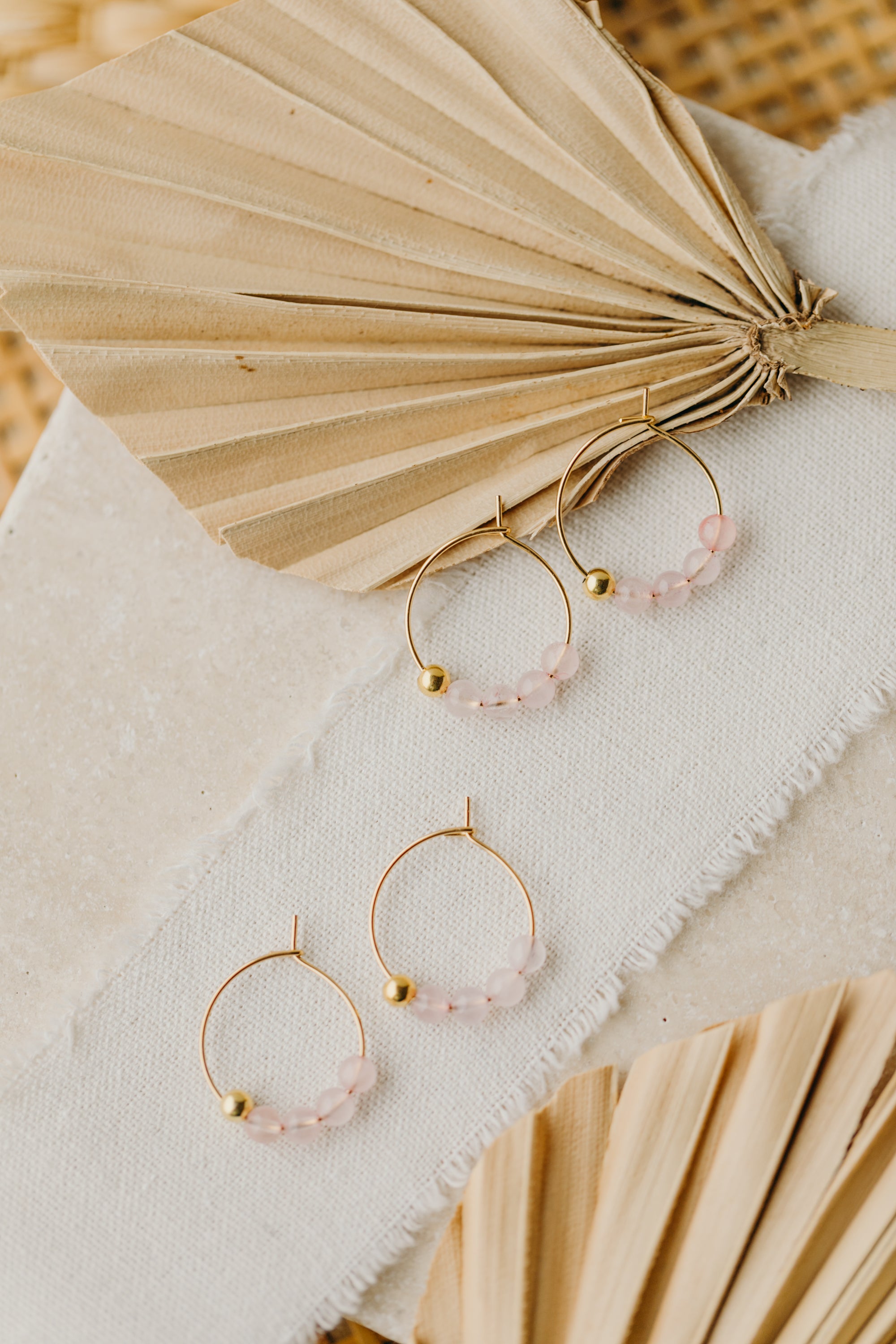 filigrane Creole aus Titan mit rosa Rosenquarz Perlen