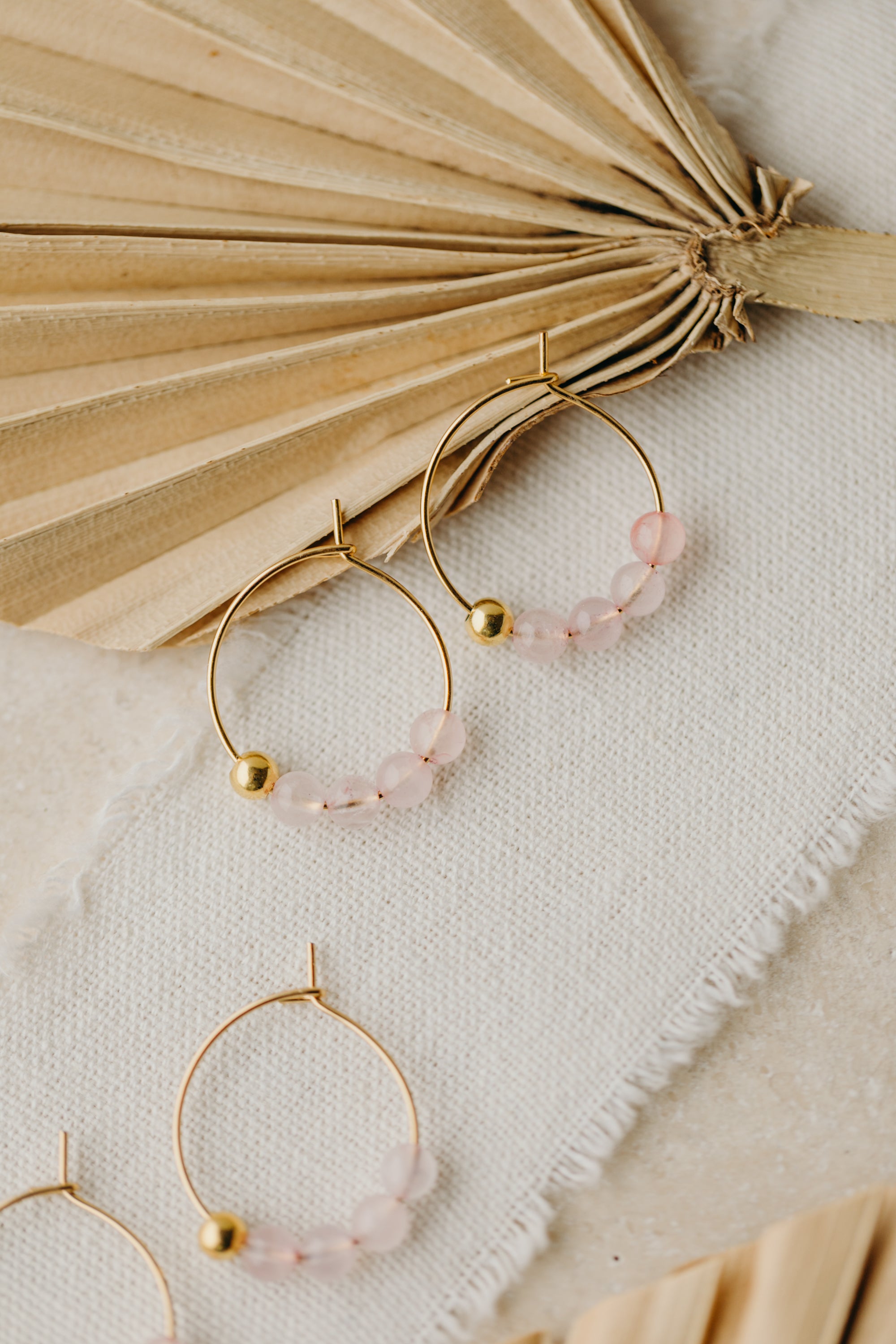 filigrane Creole aus Titan mit rosa Rosenquarz Perlen