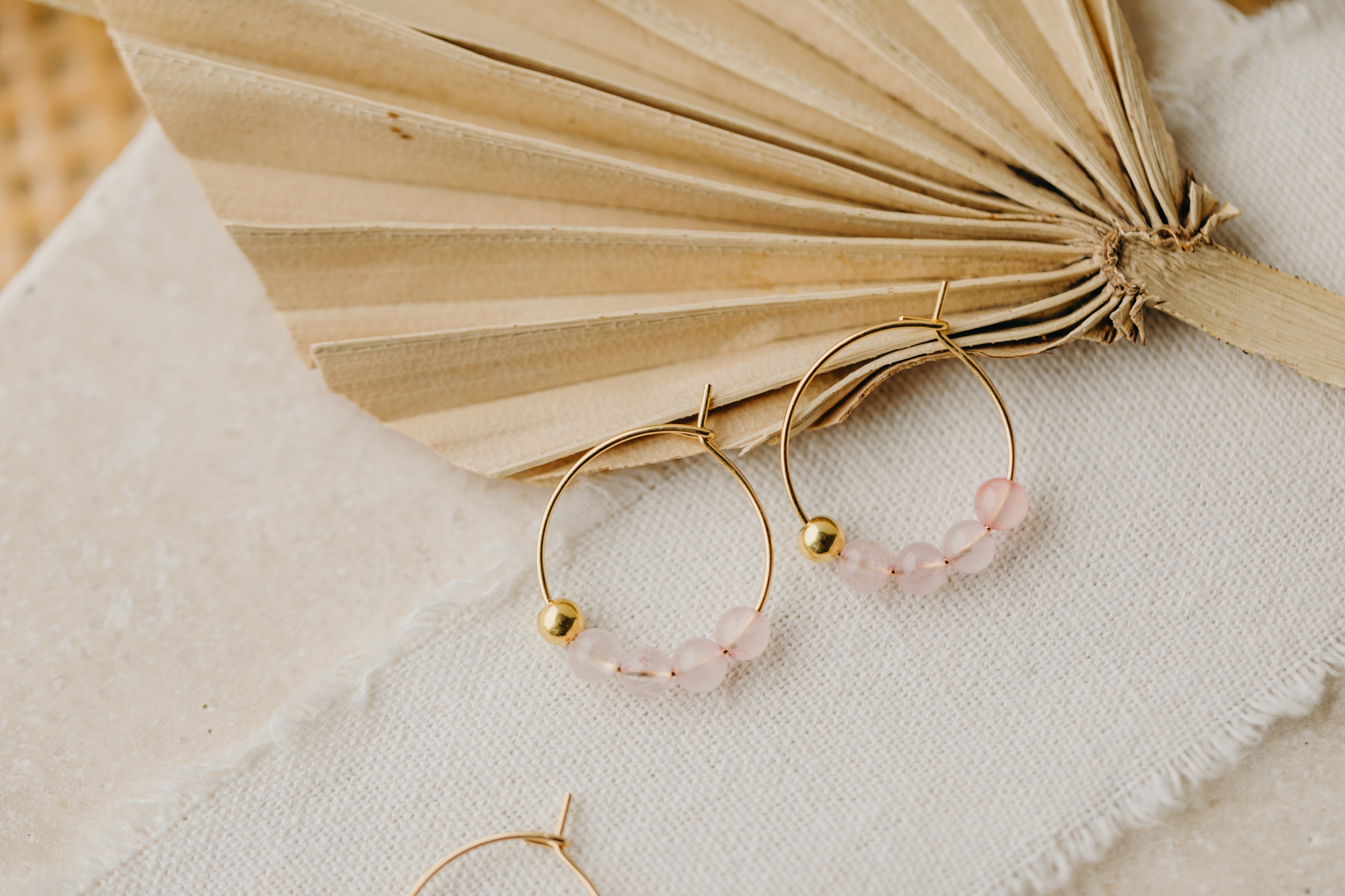 filigrane Creole aus Titan mit rosa Rosenquarz Perlen