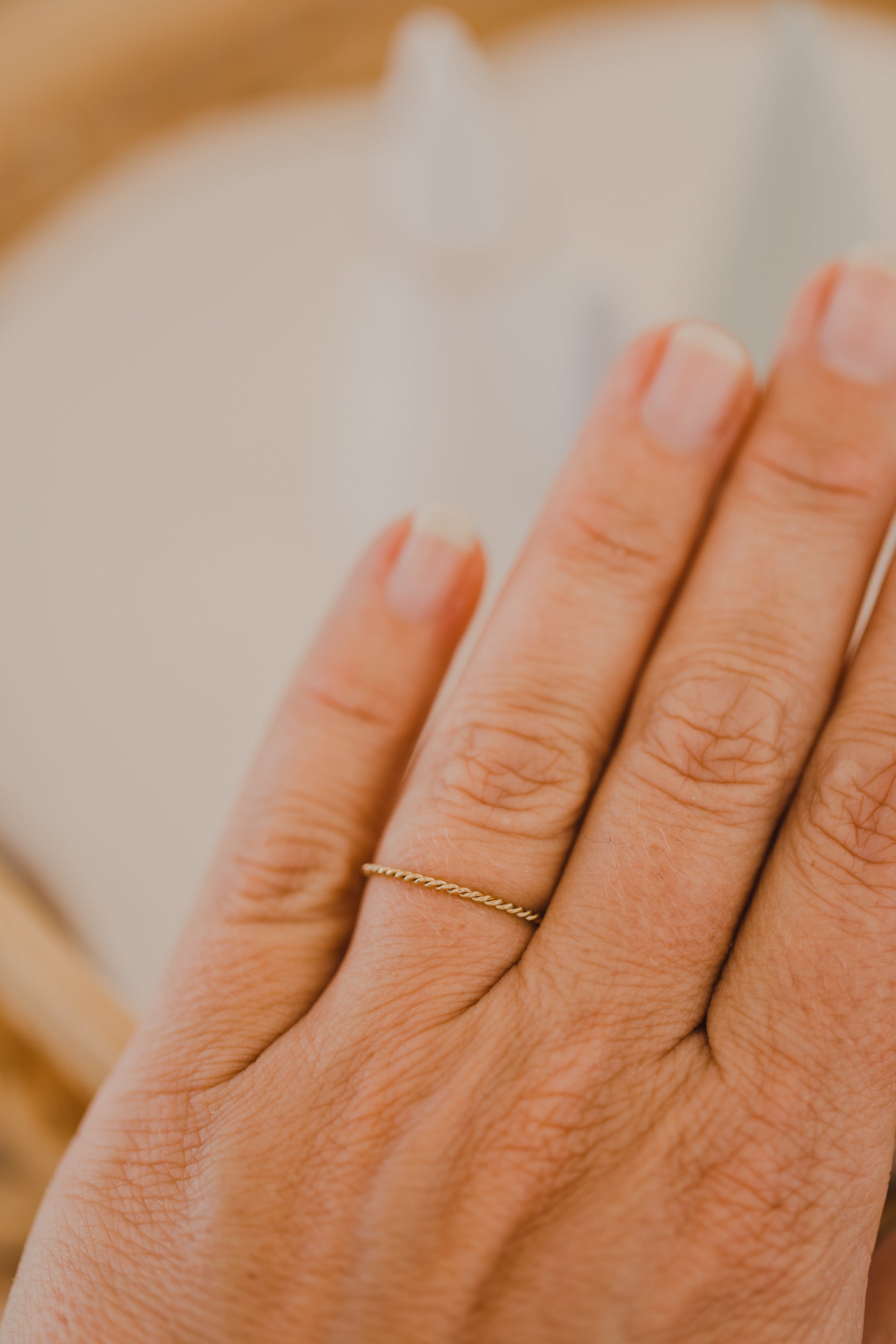 filigraner gedrehter Ring aus Titan