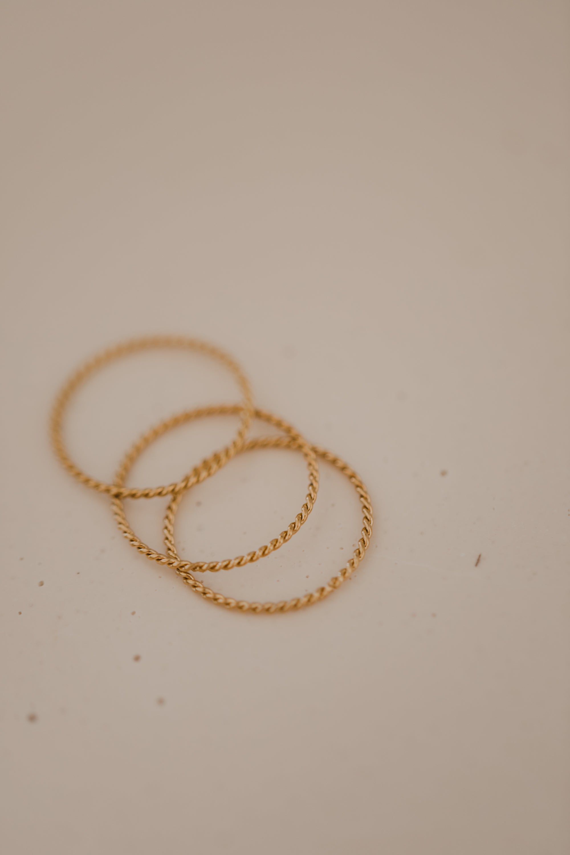 filigraner gedrehter Ring aus Titan