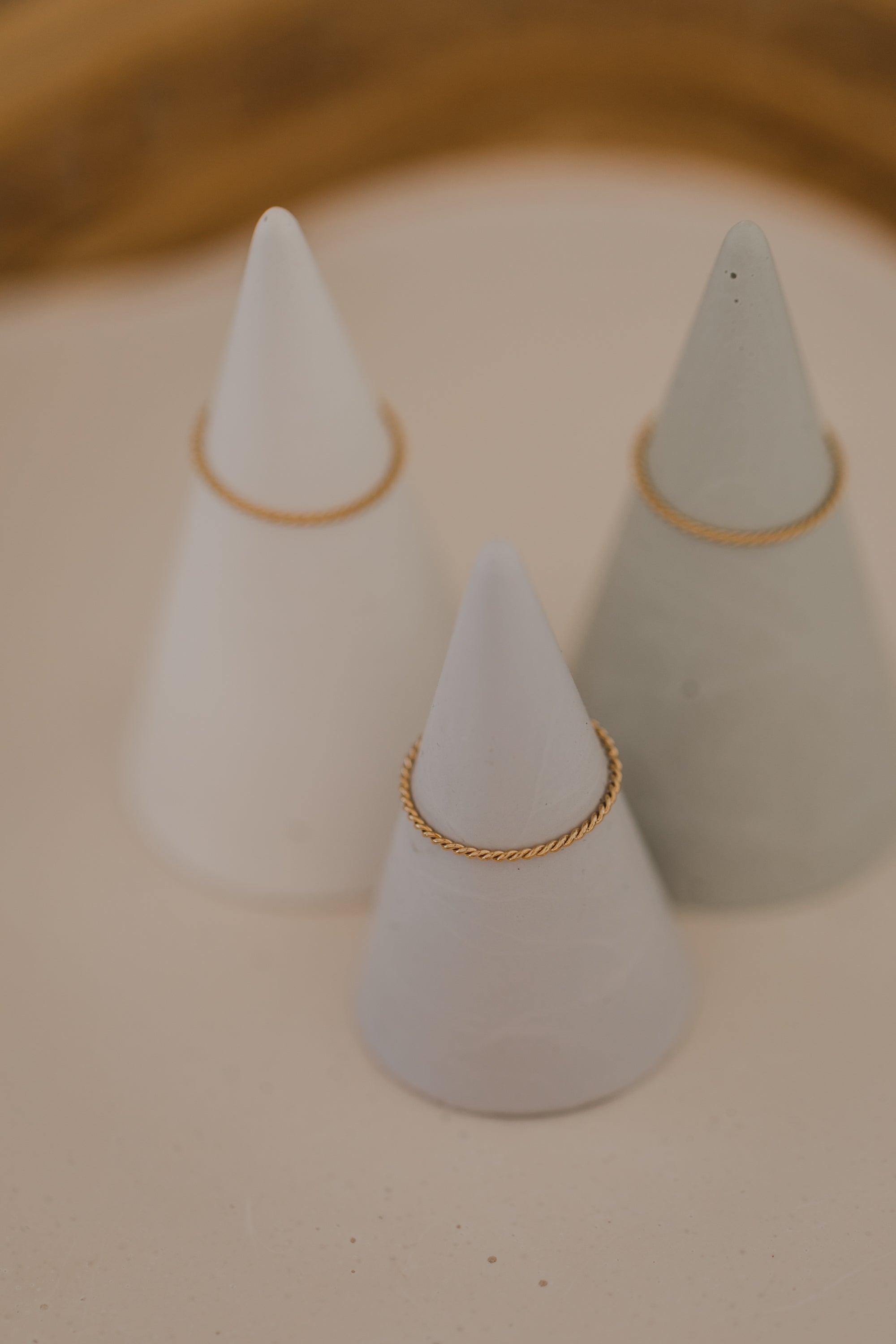 filigraner gedrehter Ring aus Titan