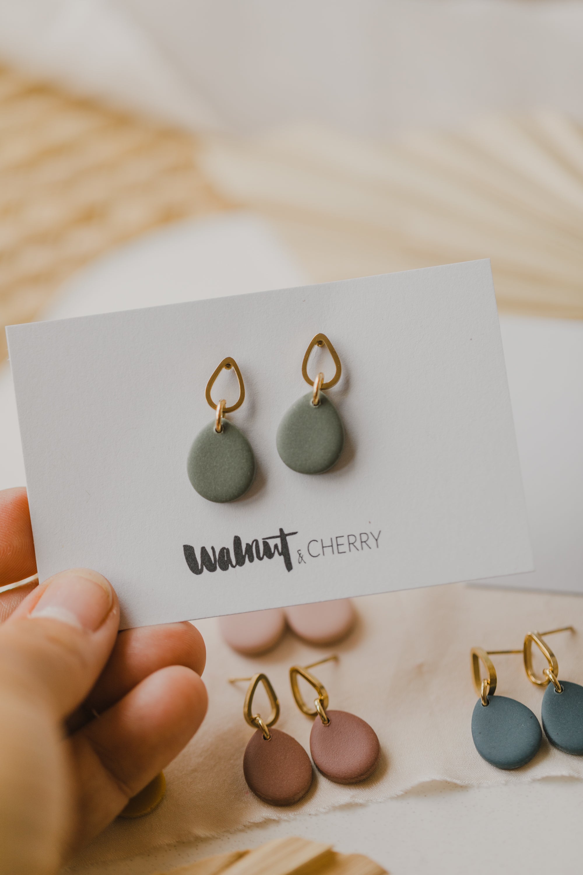 YANO Kleine Tropfen Ohrringe aus Polymer Ton