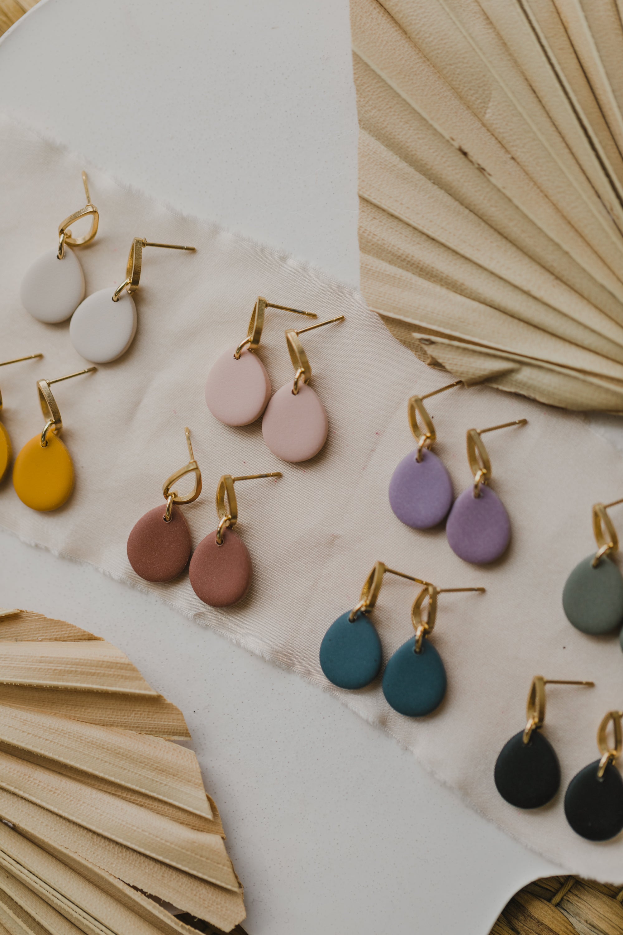 YANO Kleine Tropfen Ohrringe aus Polymer Ton