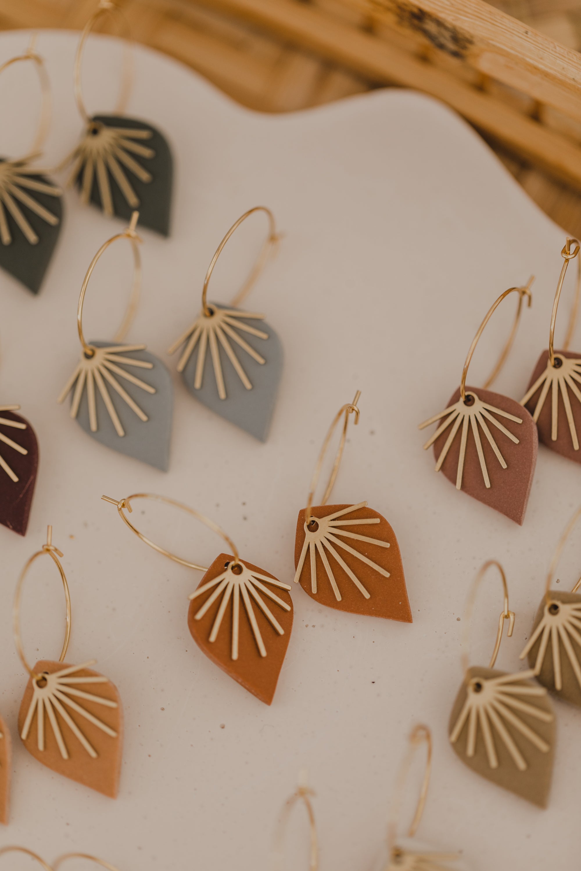 ARIA - Creolen mit Tropfen Polymer Ton und Fächer aus Messing