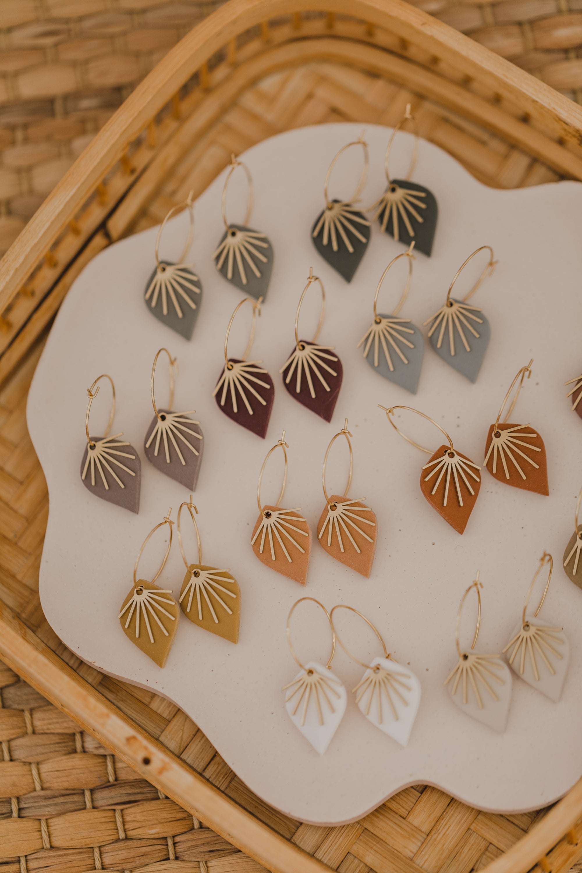 ARIA - Creolen mit Tropfen Polymer Ton und Fächer aus Messing