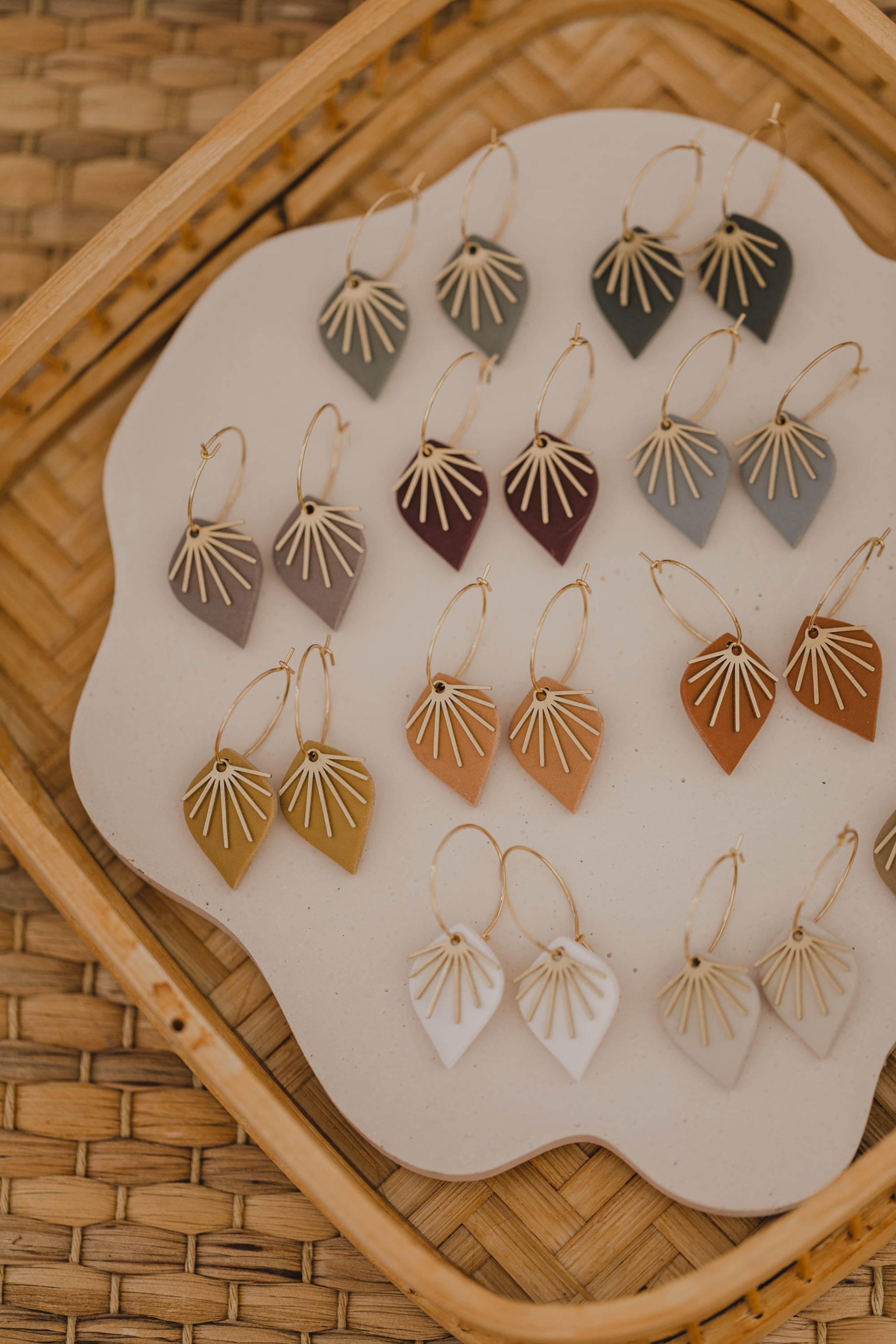 ARIA - Creolen mit Tropfen Polymer Ton und Fächer aus Messing