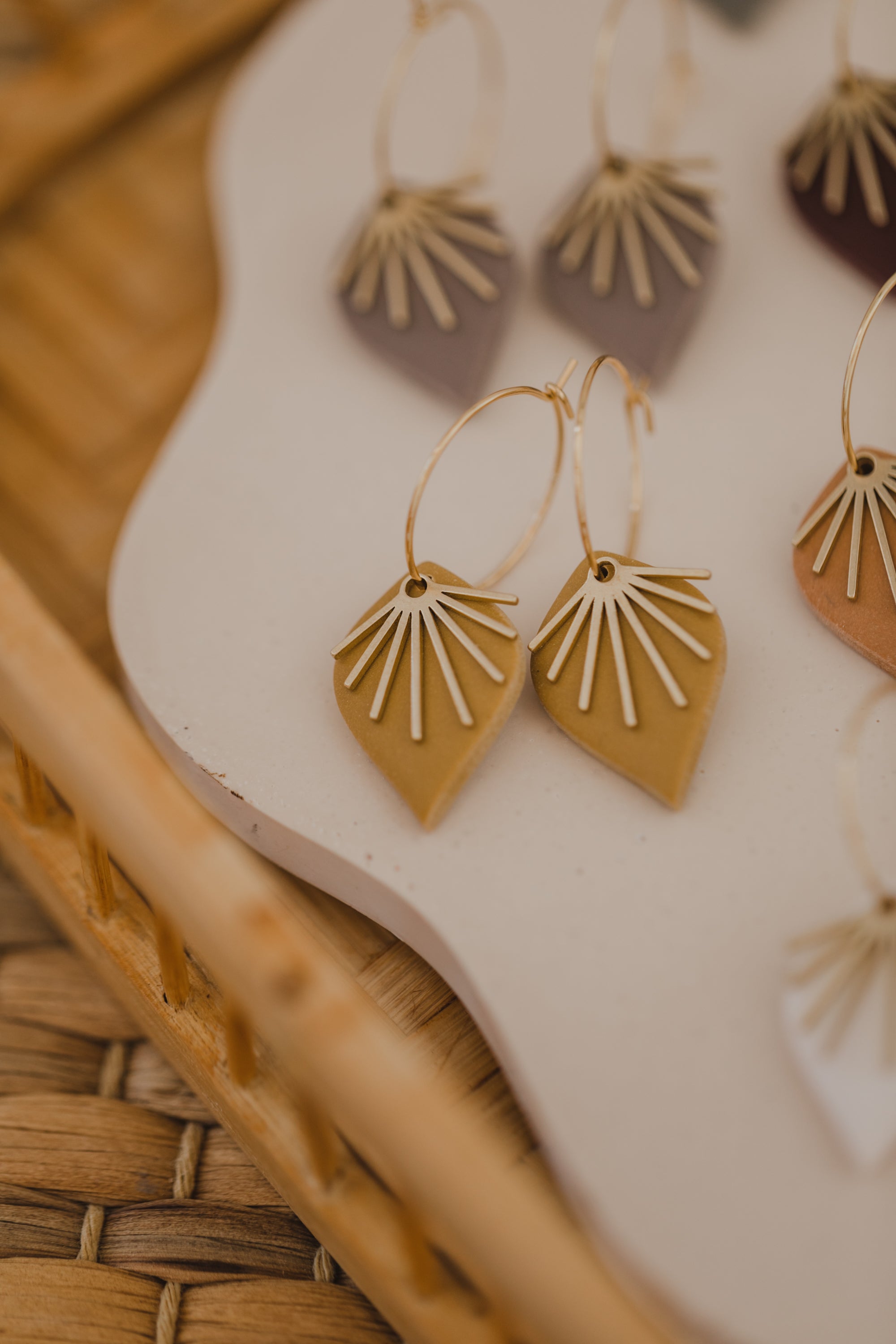 ARIA - Creolen mit Tropfen Polymer Ton und Fächer aus Messing