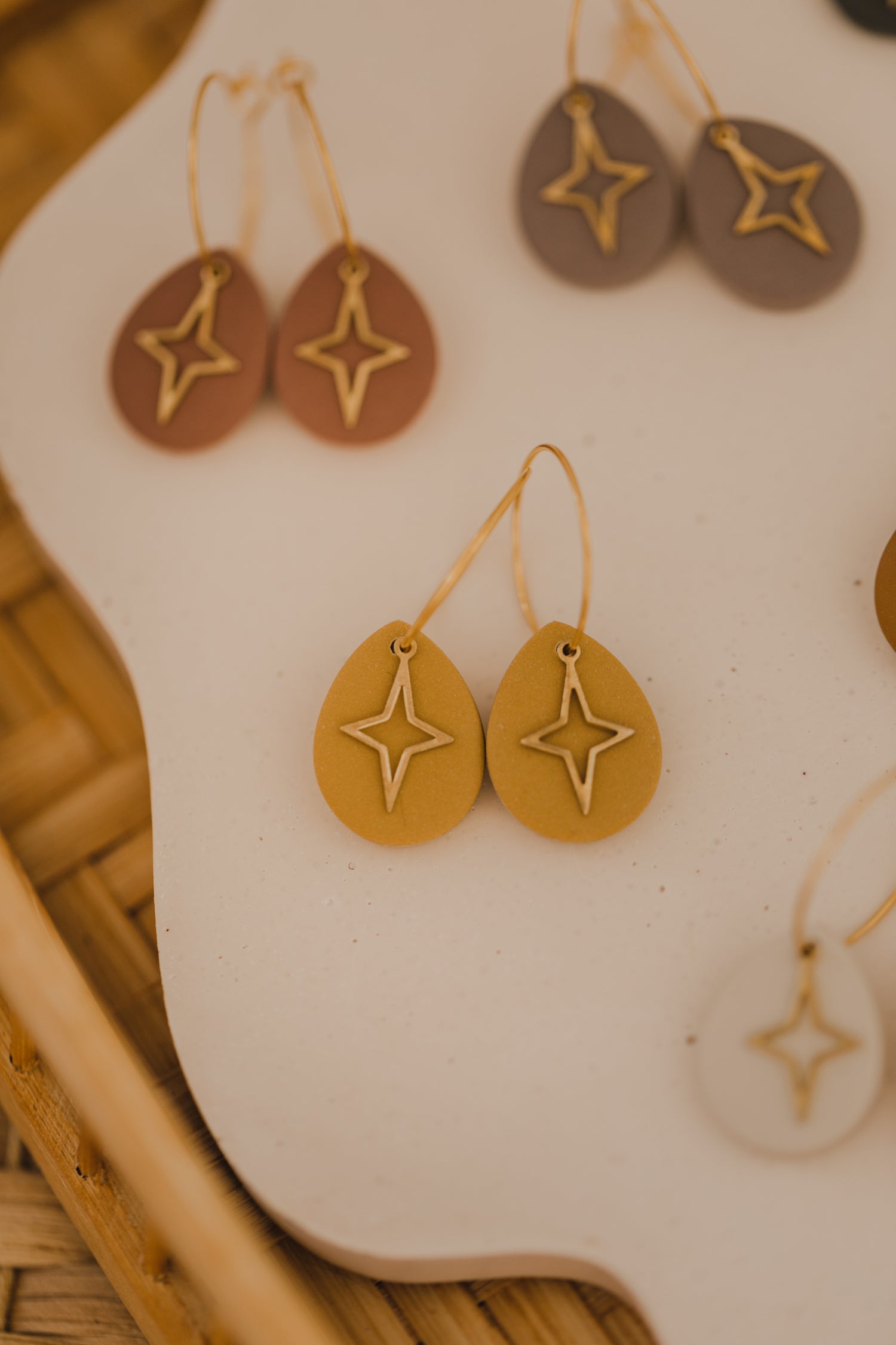 BEA - Creolen mit Tropfen Polymer Ton und Stern Anhänger aus Messing