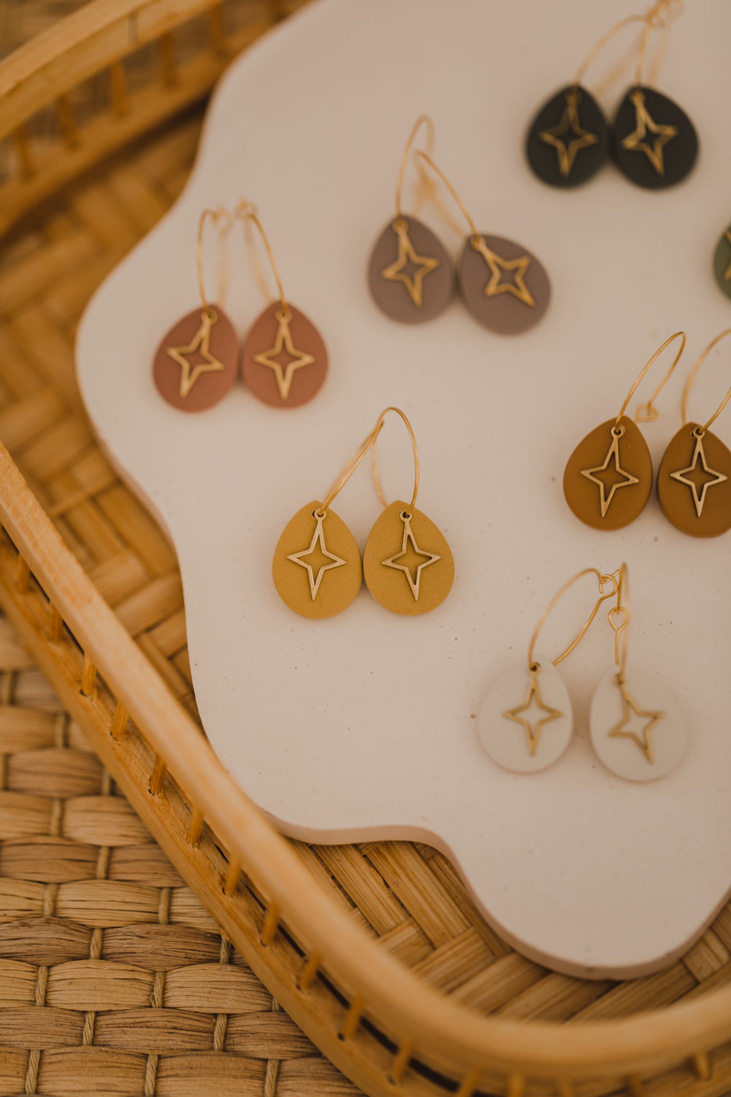 BEA - Creolen mit Tropfen Polymer Ton und Stern Anhänger aus Messing