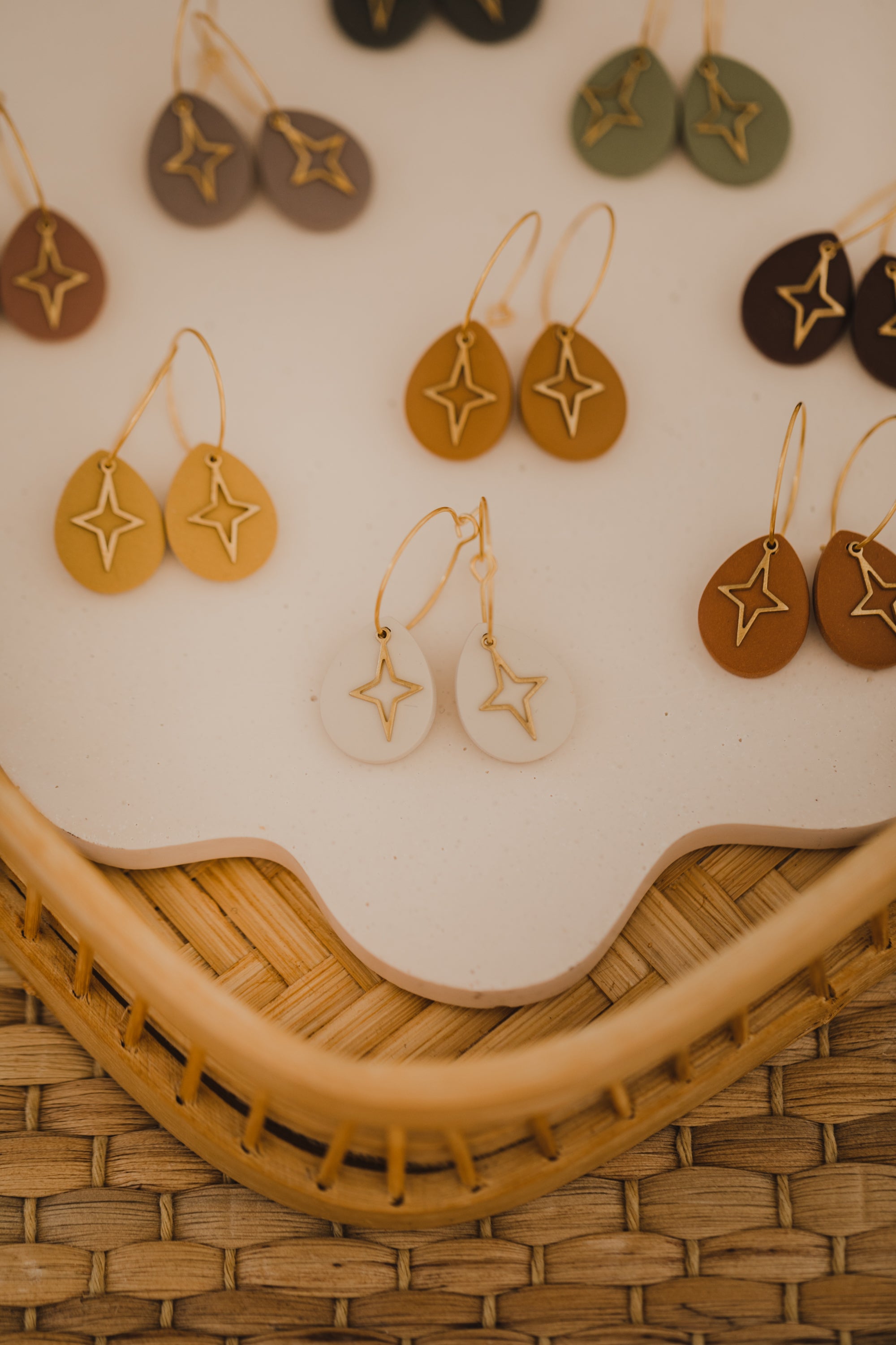 BEA - Creolen mit Tropfen Polymer Ton und Stern Anhänger aus Messing