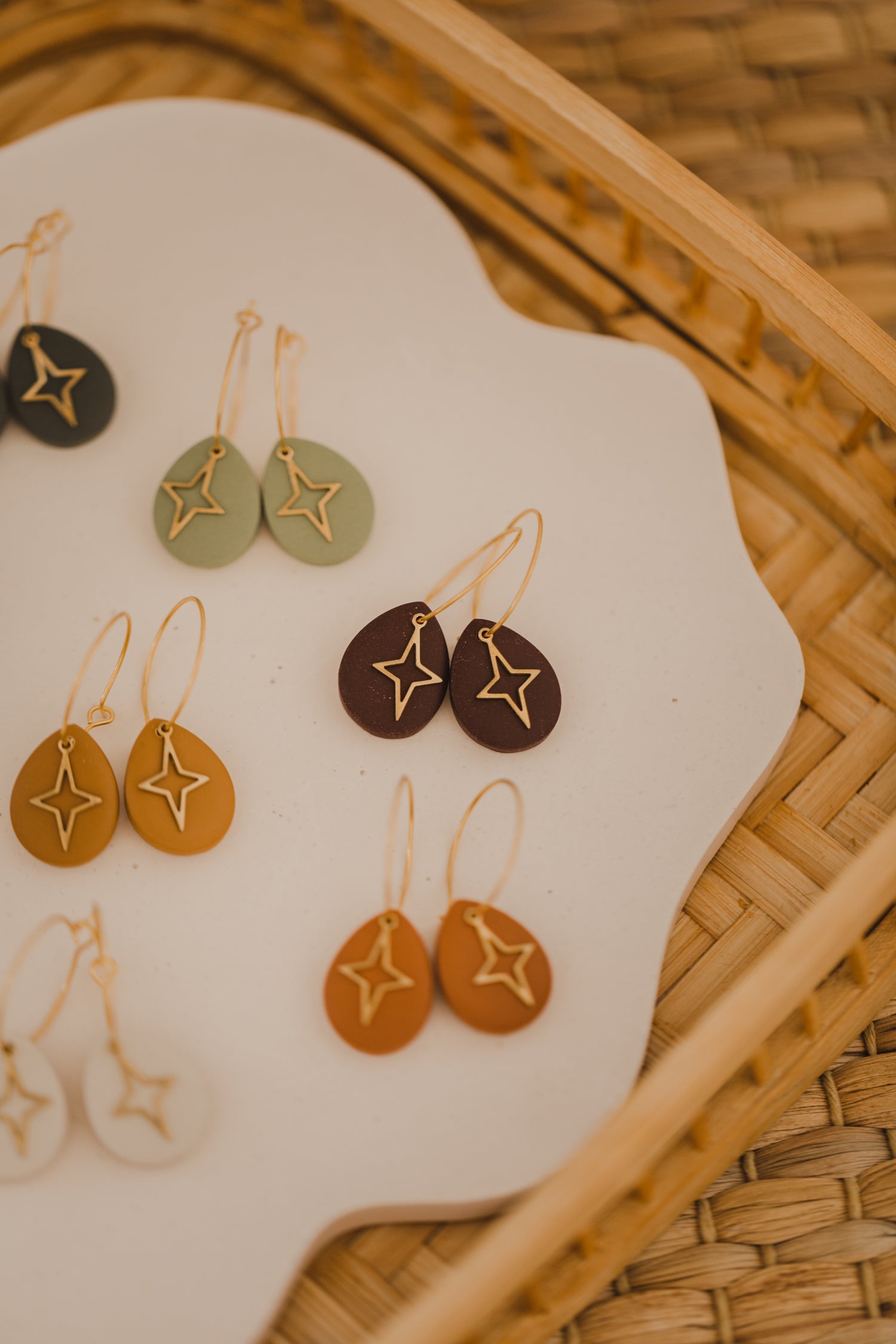 BEA - Creolen mit Tropfen Polymer Ton und Stern Anhänger aus Messing