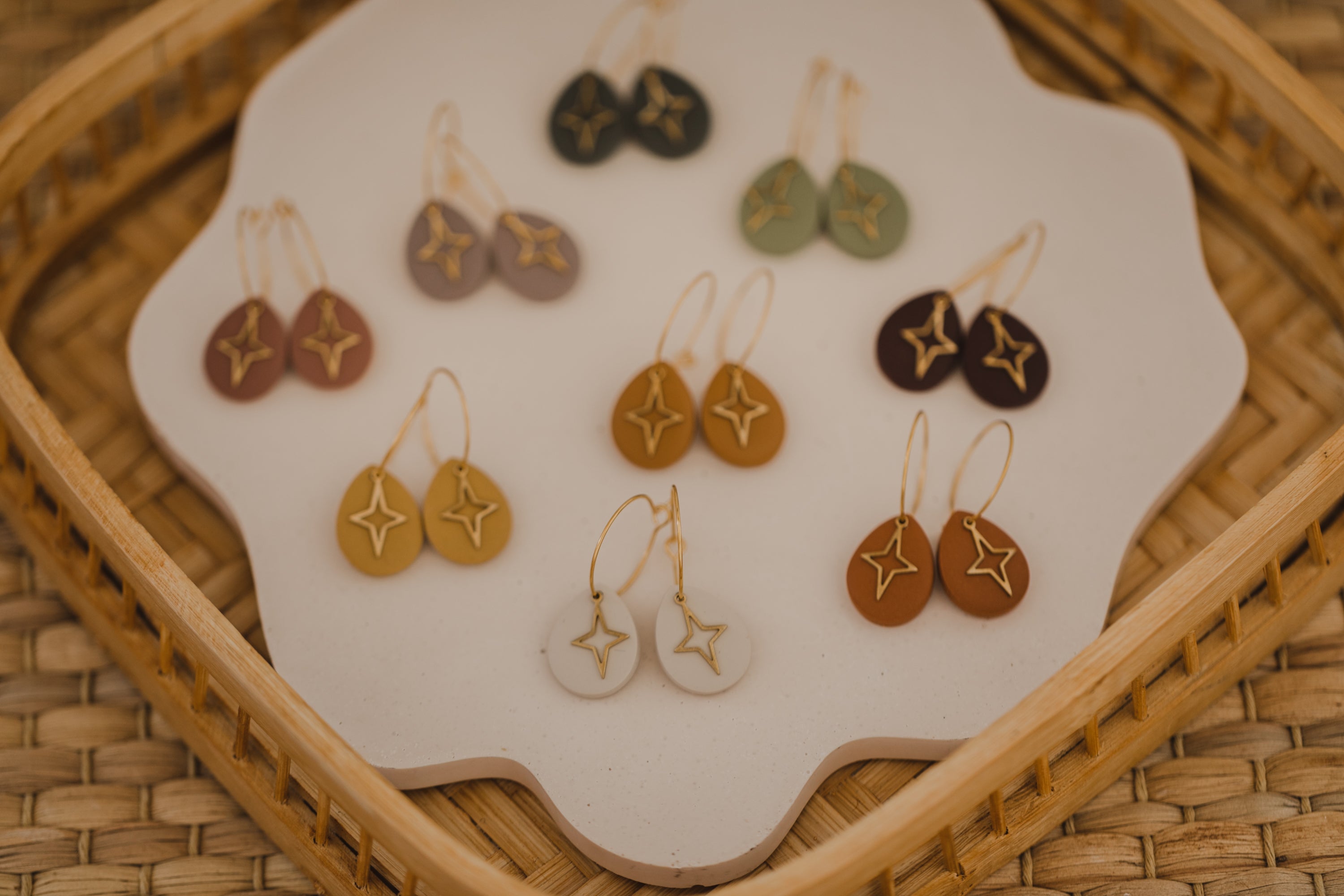 BEA - Creolen mit Tropfen Polymer Ton und Stern Anhänger aus Messing