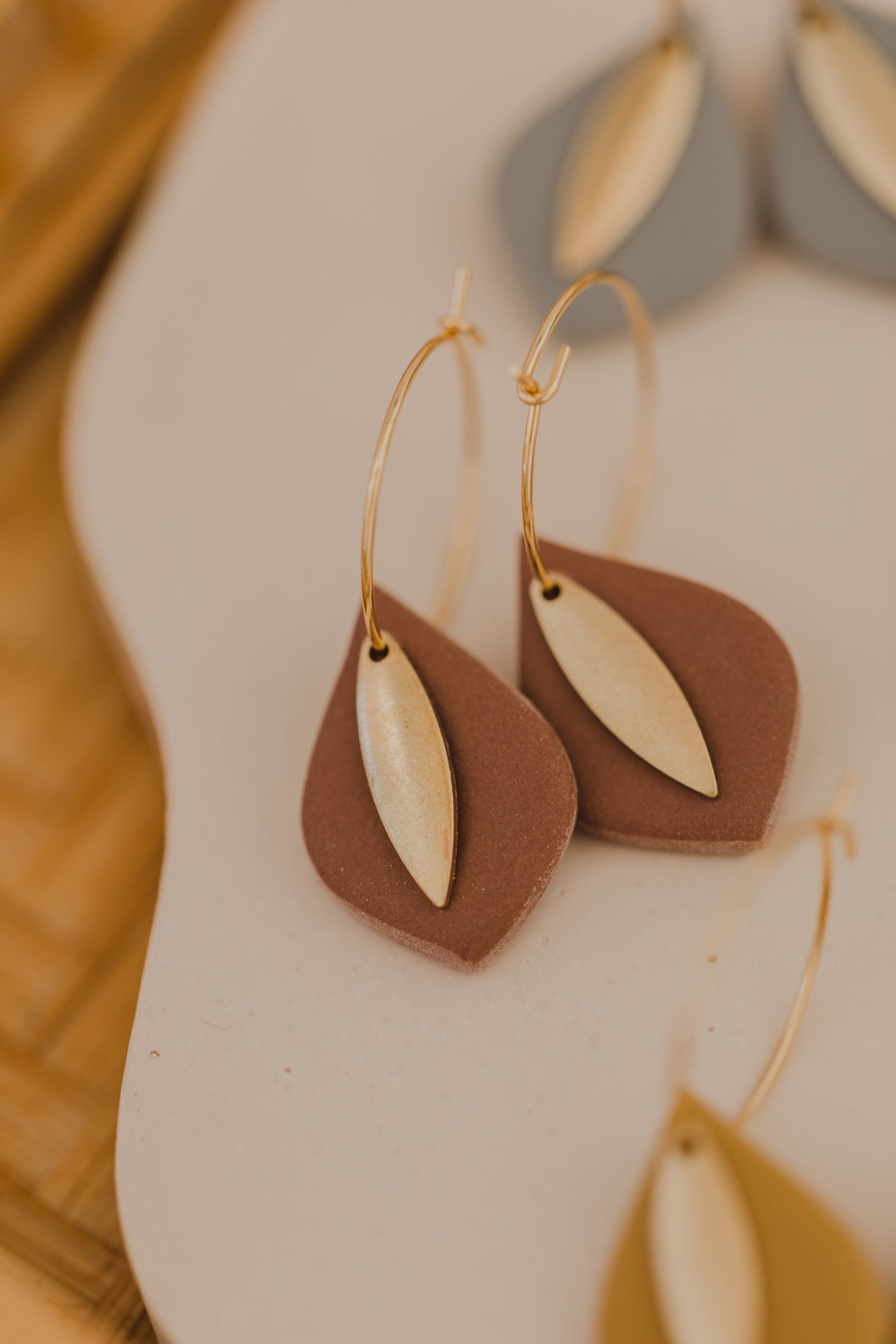 PIA - Creolen mit Tropfen Polymer Ton und Anhänger aus Messing