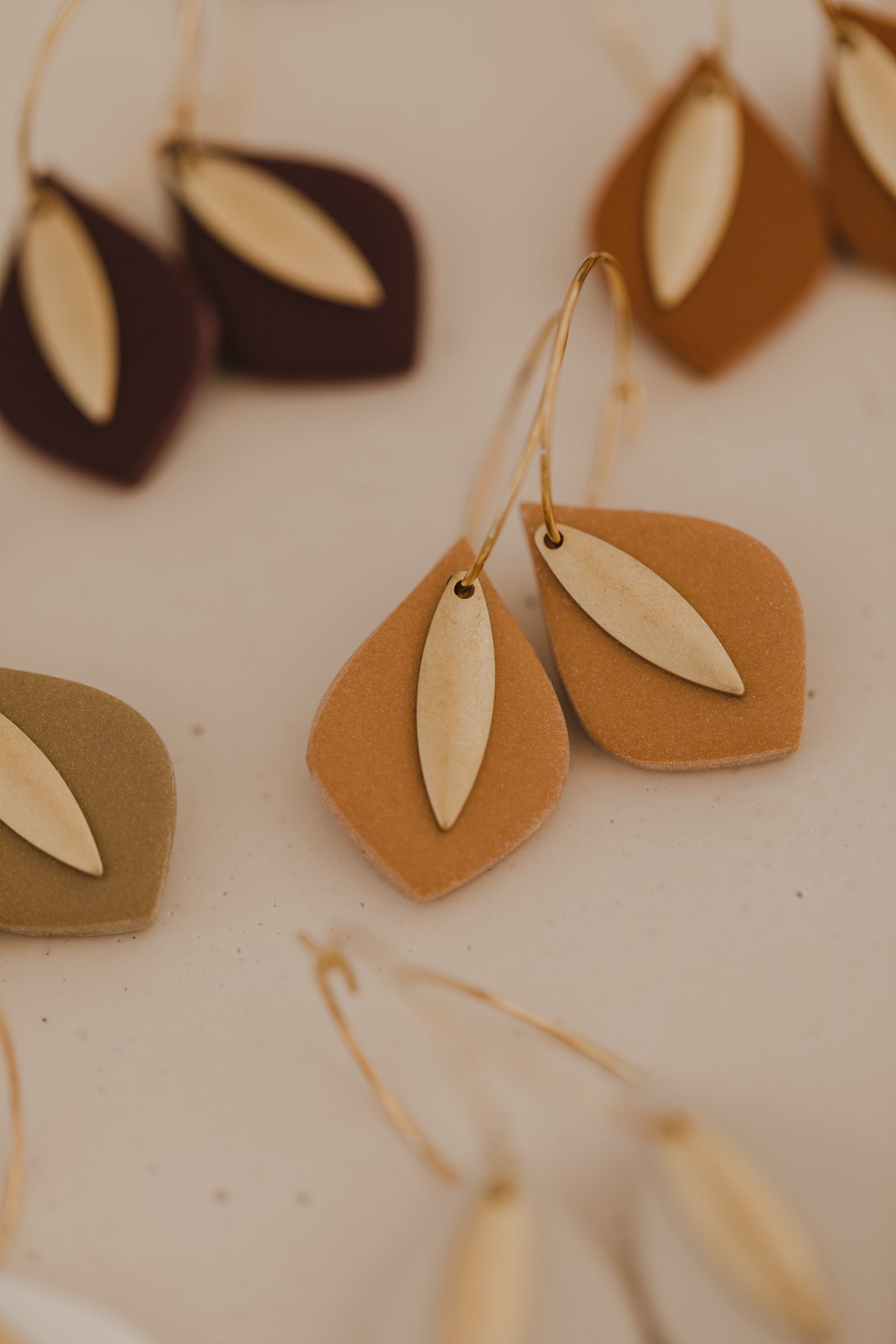 PIA - Creolen mit Tropfen Polymer Ton und Anhänger aus Messing