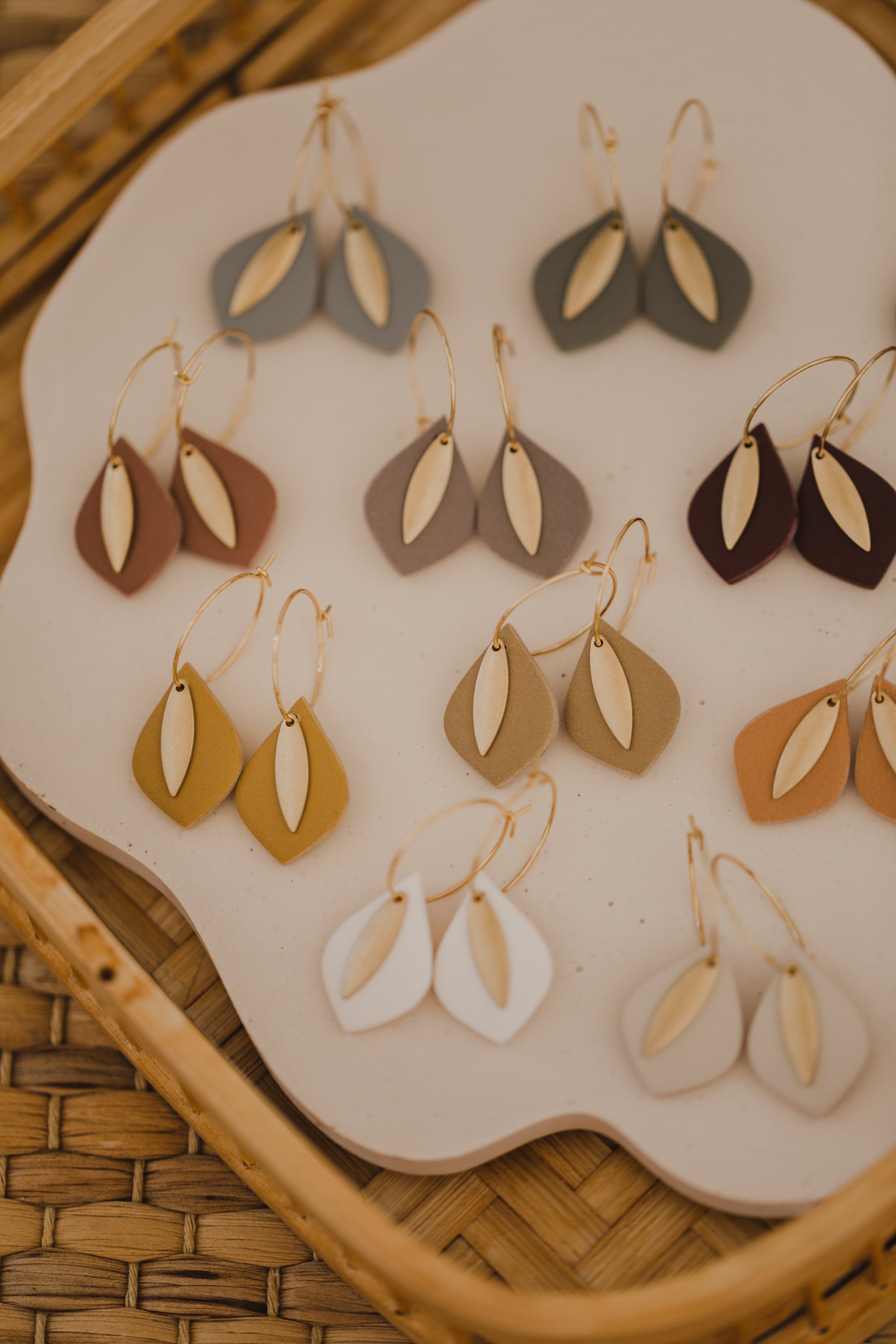 PIA - Creolen mit Tropfen Polymer Ton und Anhänger aus Messing