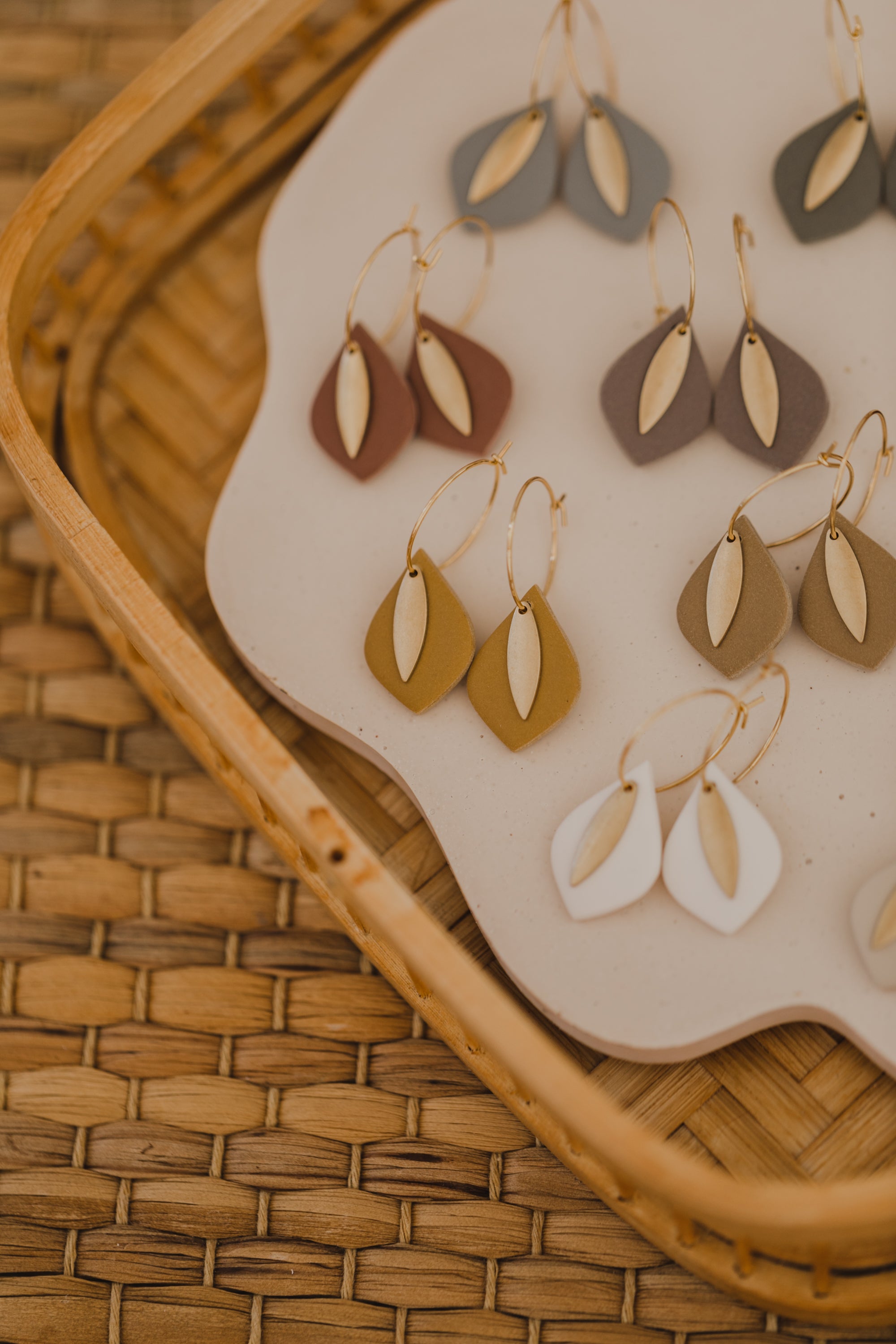 PIA - Creolen mit Tropfen Polymer Ton und Anhänger aus Messing