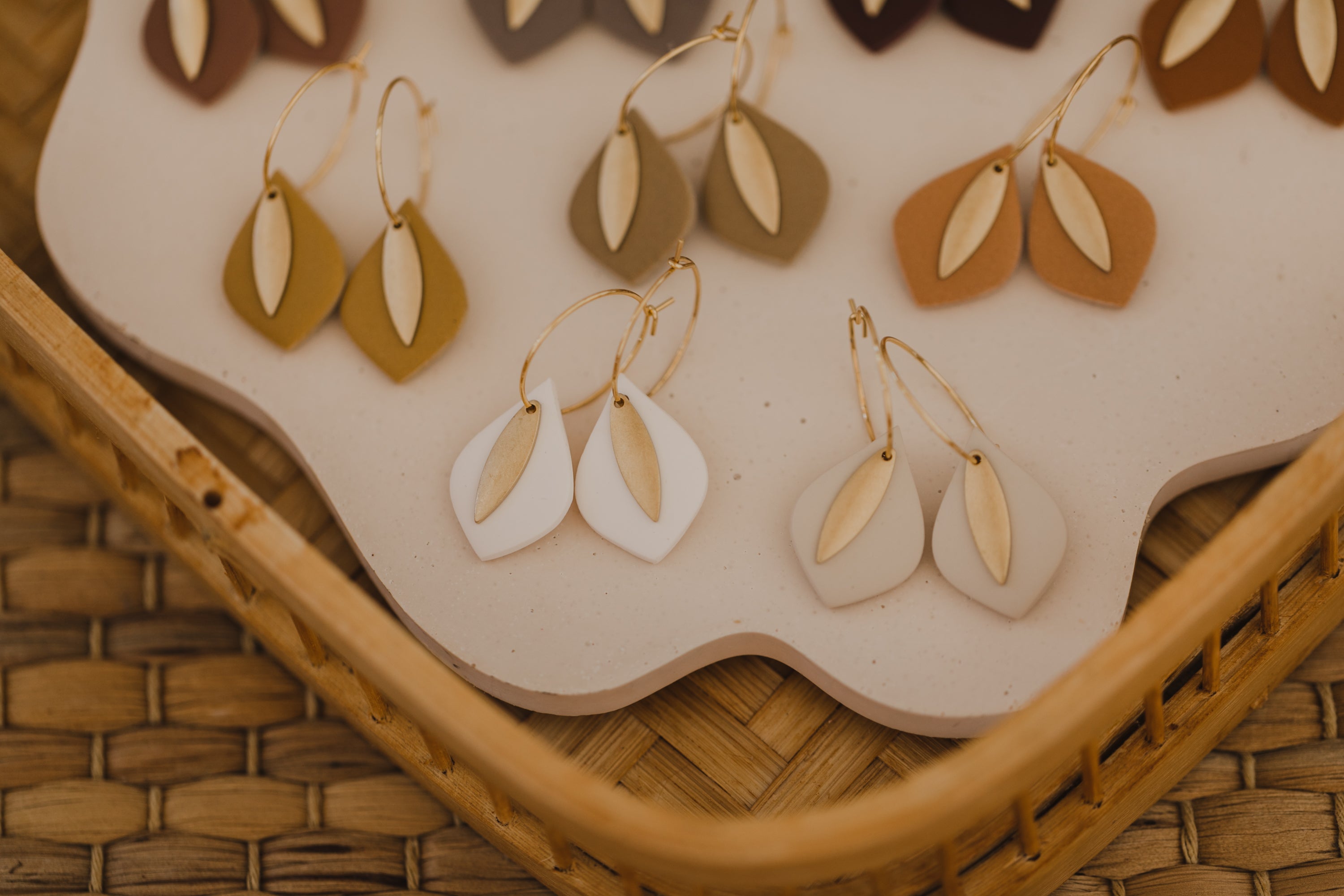 PIA - Creolen mit Tropfen Polymer Ton und Anhänger aus Messing