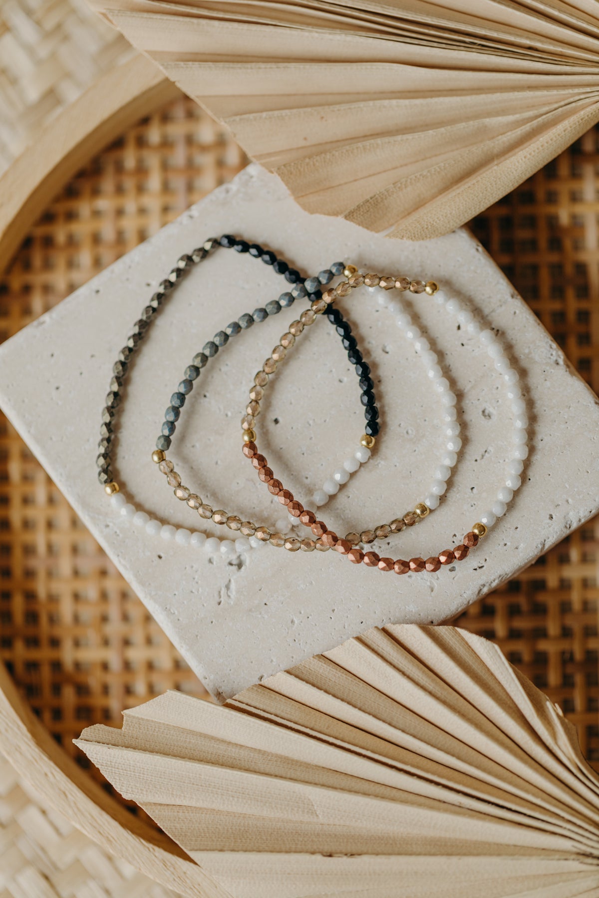 dreifarbiges Glasperlenarmband in weiß, hellbraun und mint