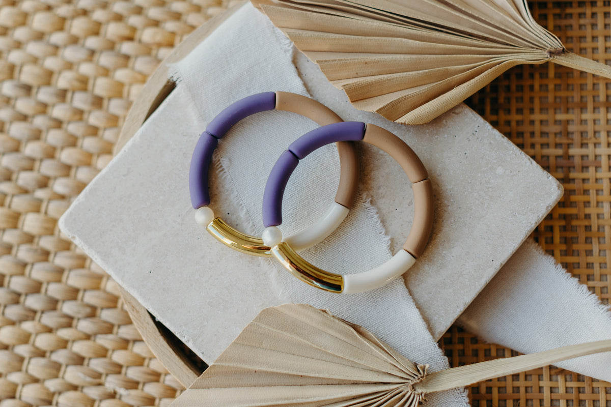 Perlenarmband 057 mit Tube Perlen in Gold, Hellbraun, Lila und Weiß