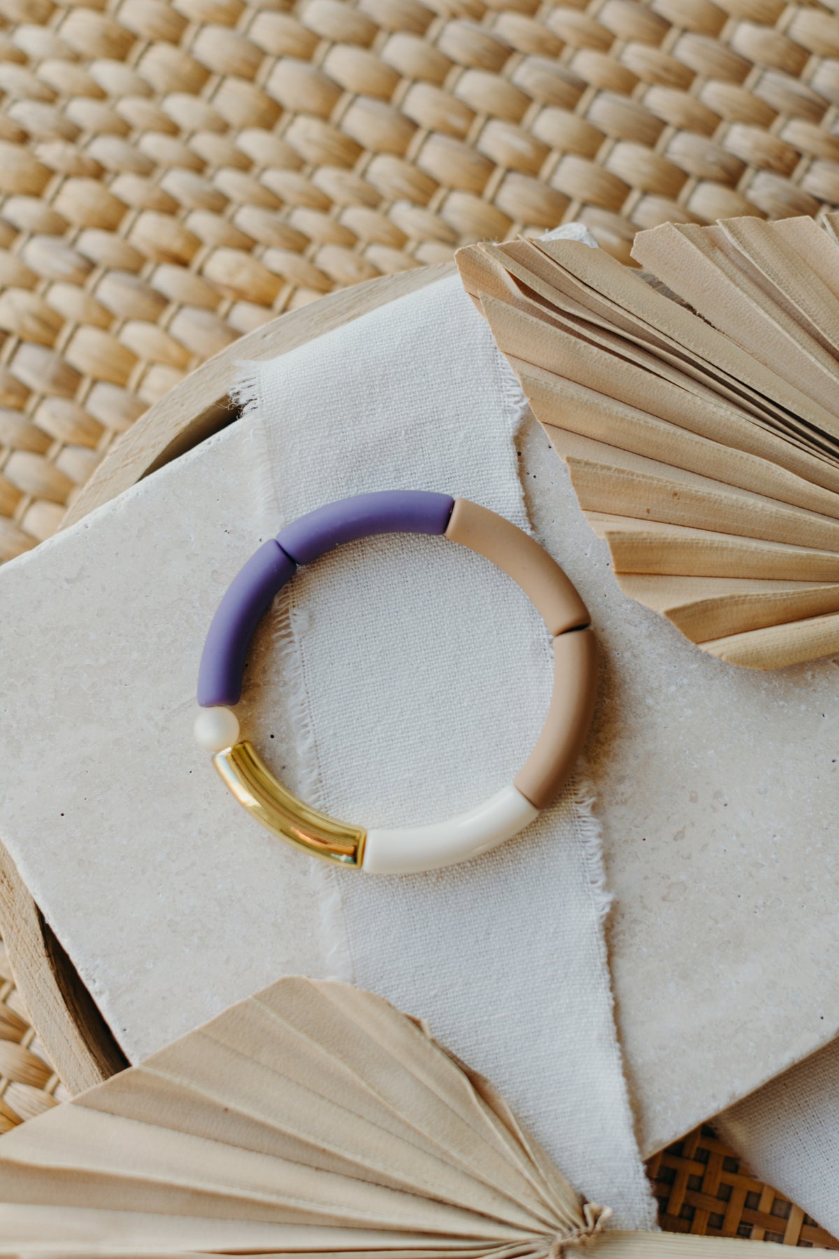 Perlenarmband 057 mit Tube Perlen in Gold, Hellbraun, Lila und Weiß