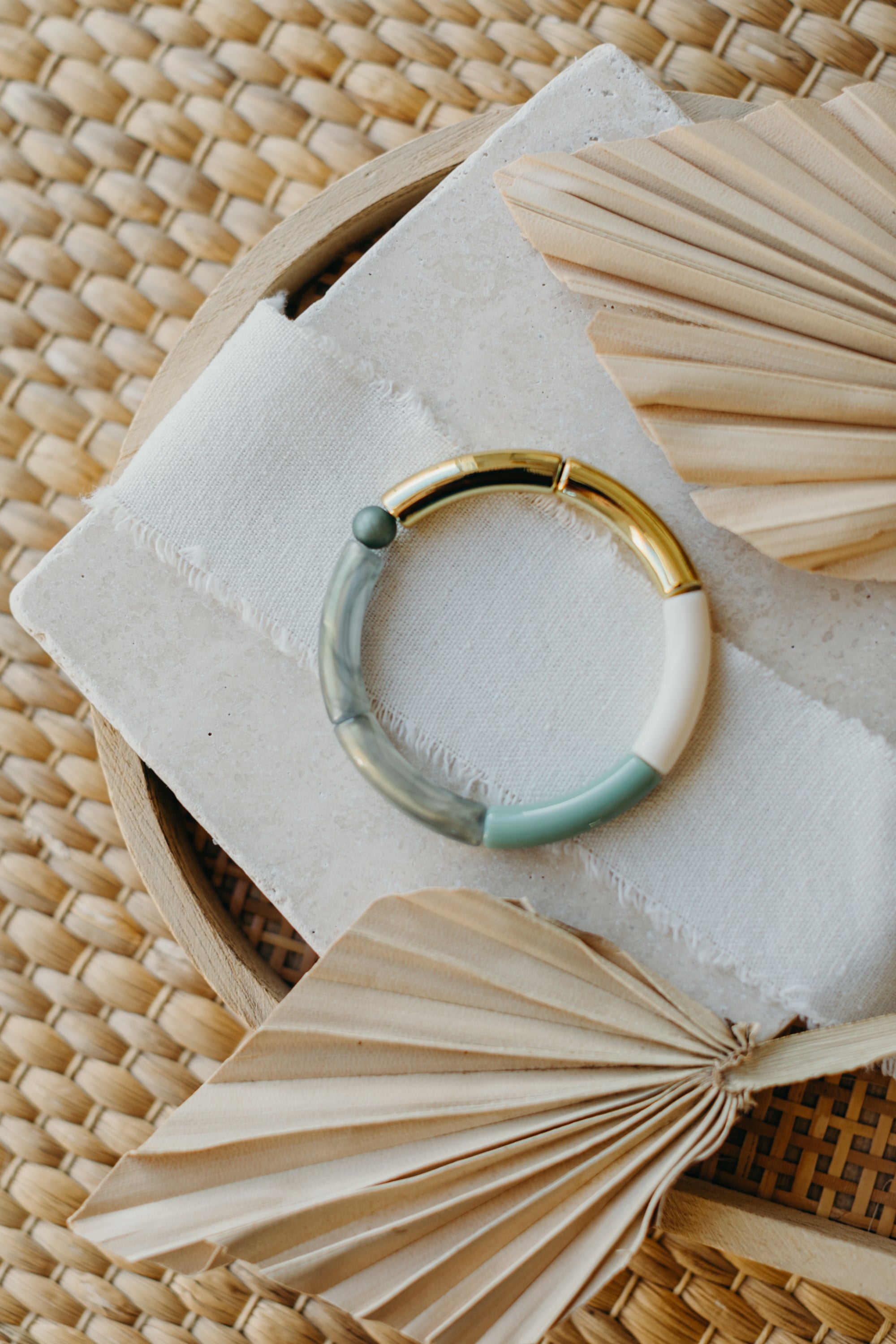 Pearl bracelet with tube pearls in gold, cream and mint