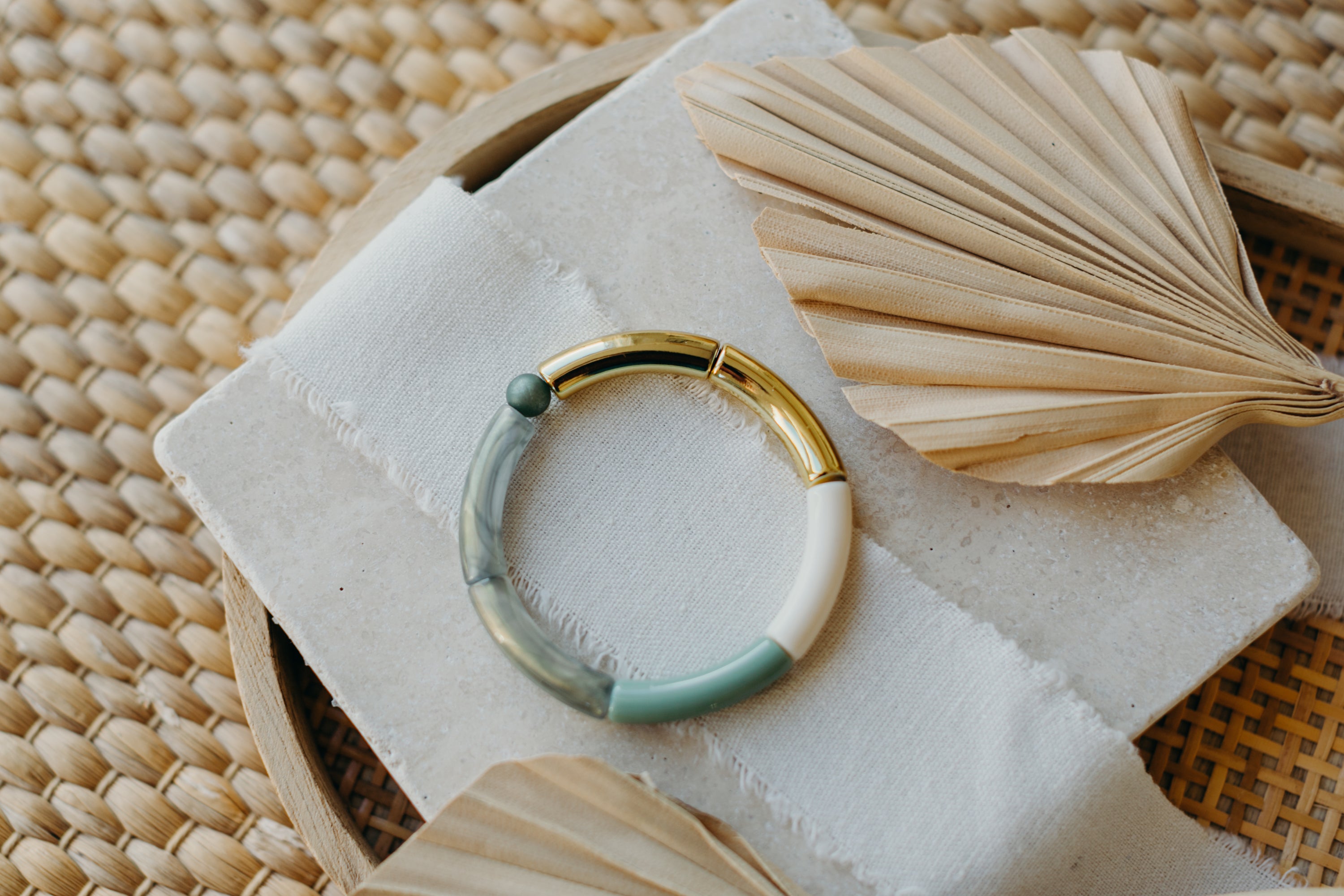 Pearl bracelet with tube pearls in gold, cream and mint