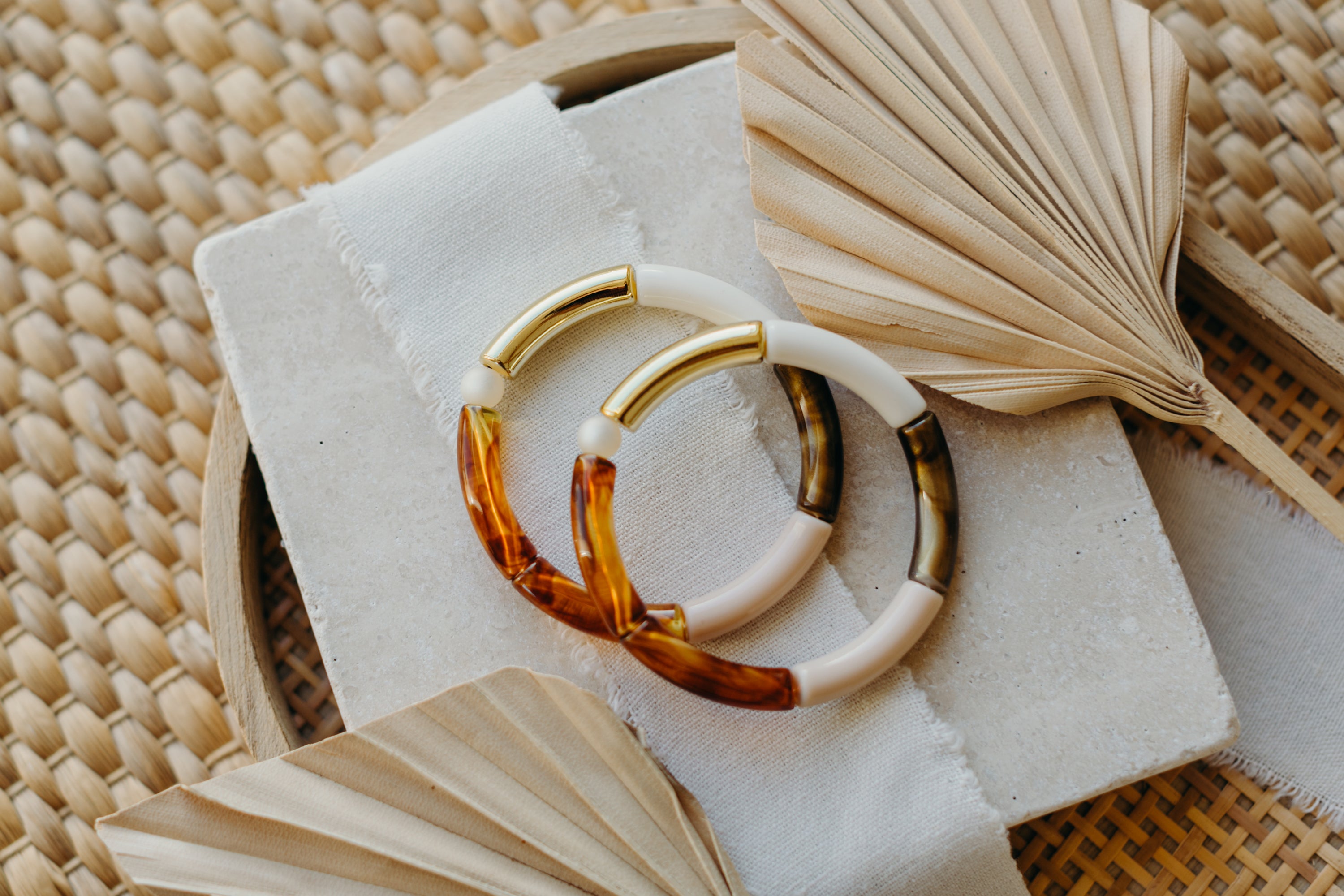 Perlenarmband 061 mit Tube Perlen in Gold, Braun, Schildpatt und Creme