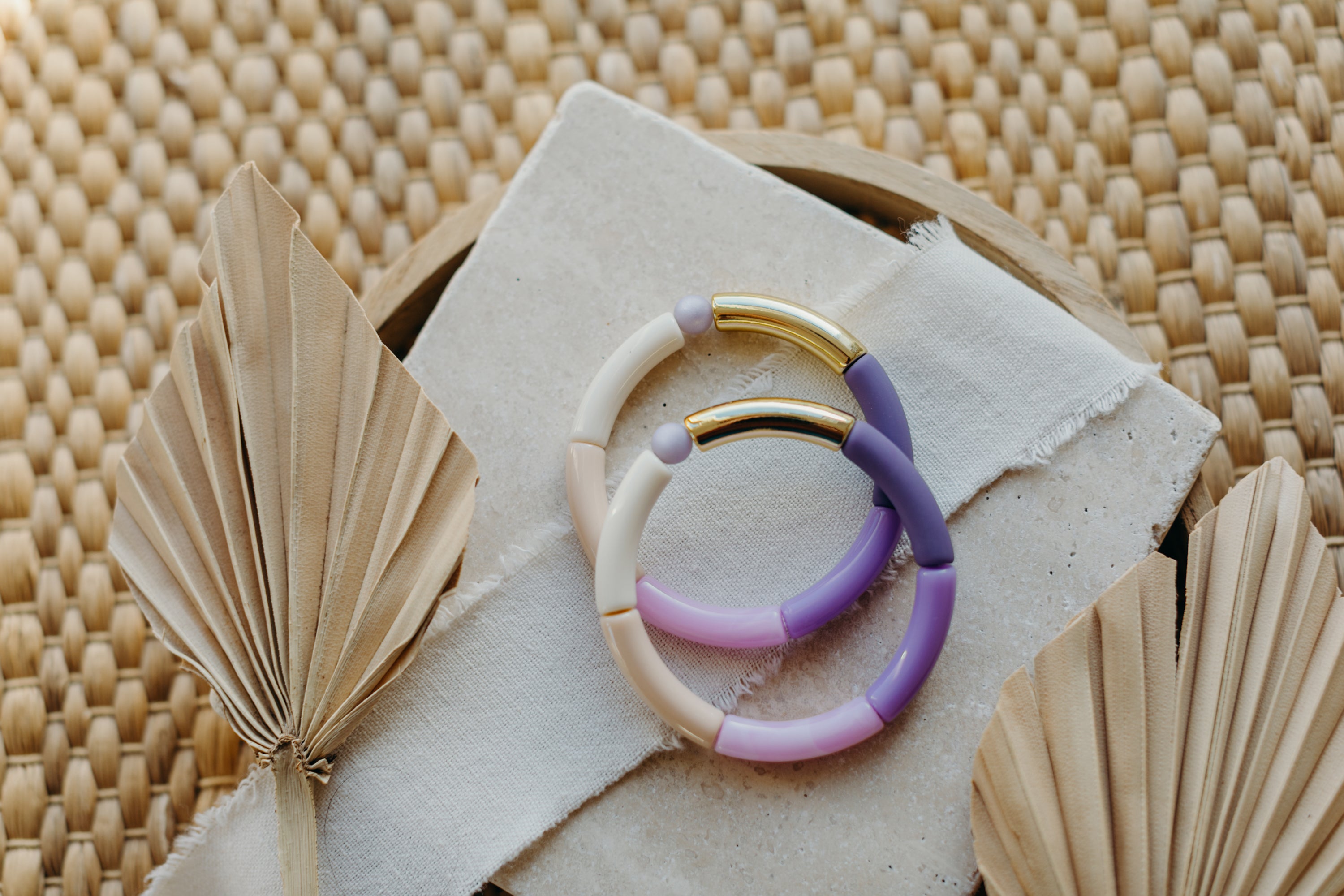 Perlenarmband 056 mit Tube Perlen in Gold, Lila, Beige und Weiß