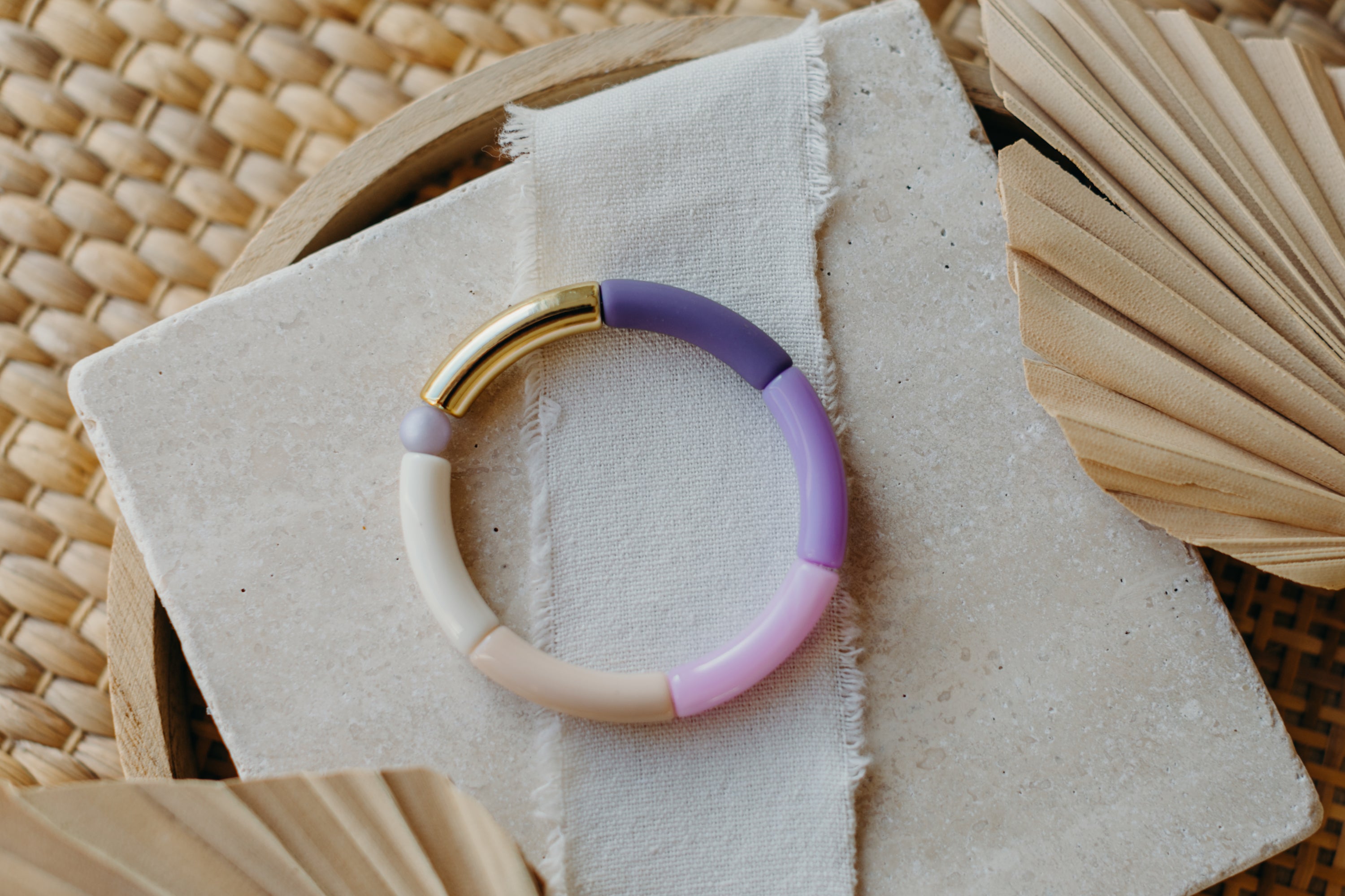 Perlenarmband 056 mit Tube Perlen in Gold, Lila, Beige und Weiß