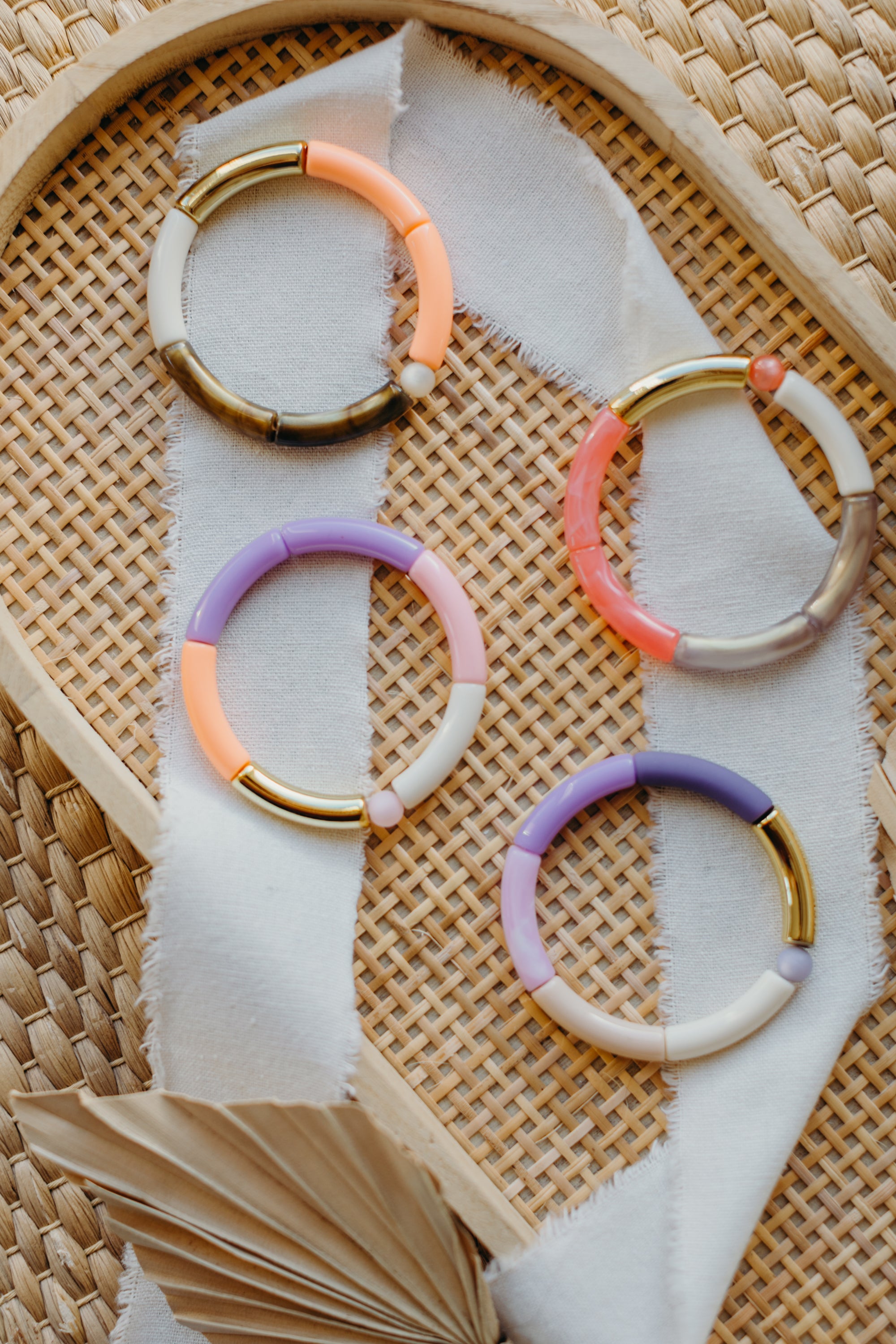 Perlenarmband 056 mit Tube Perlen in Gold, Lila, Beige und Weiß