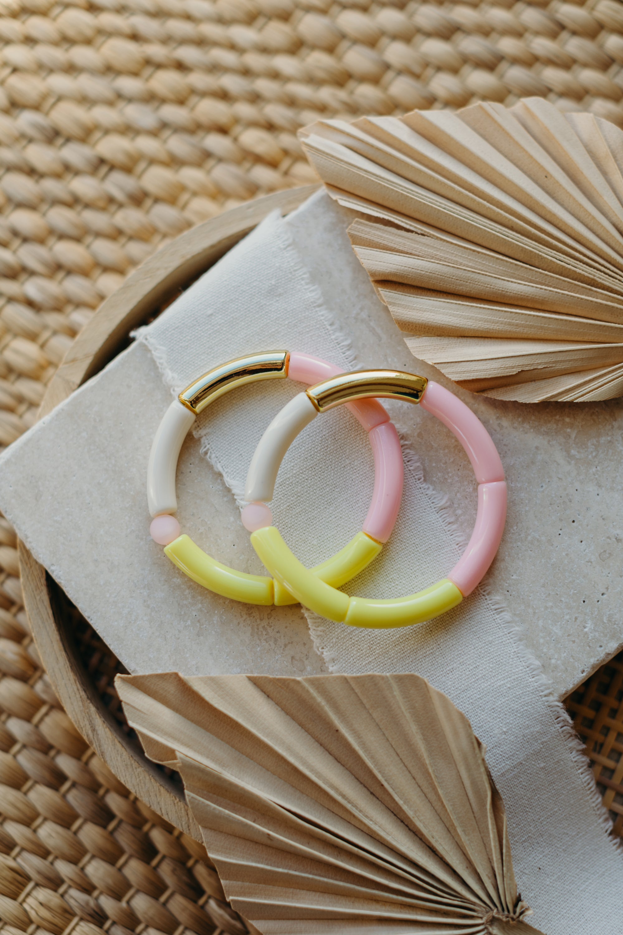 Perlenarmband 058 mit Tube Perlen in Gold, Creme, Gelb und Rosa