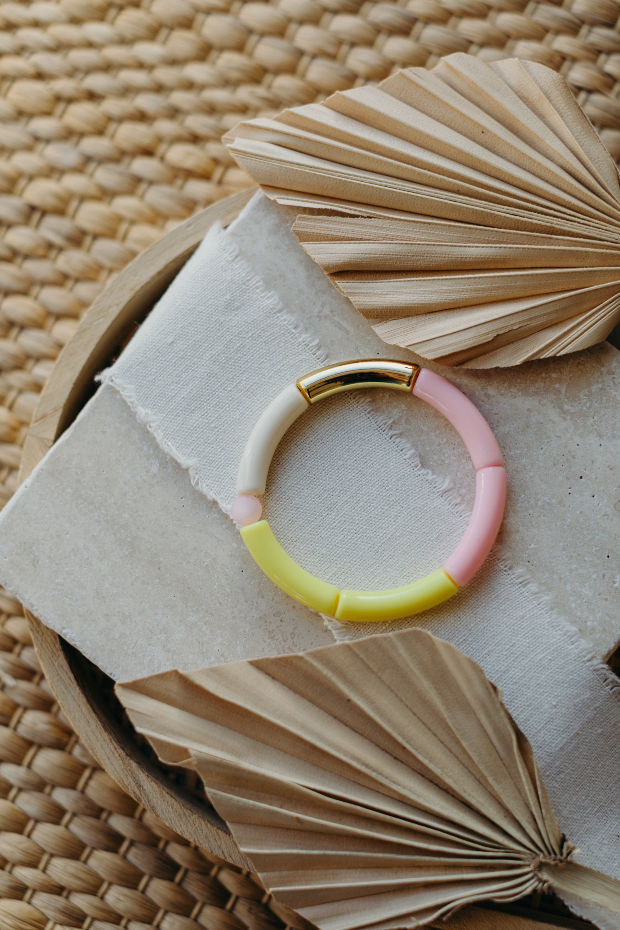 Perlenarmband 058 mit Tube Perlen in Gold, Creme, Gelb und Rosa