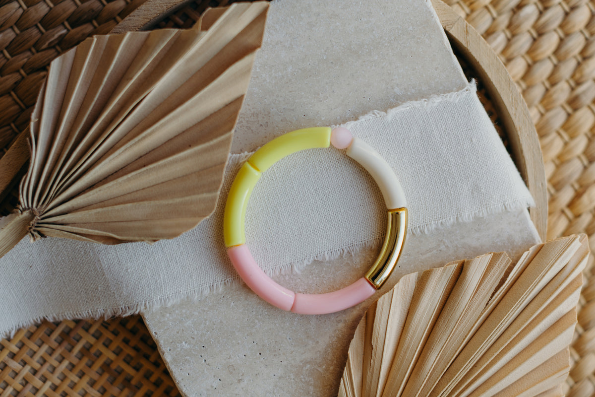 Perlenarmband 058 mit Tube Perlen in Gold, Creme, Gelb und Rosa