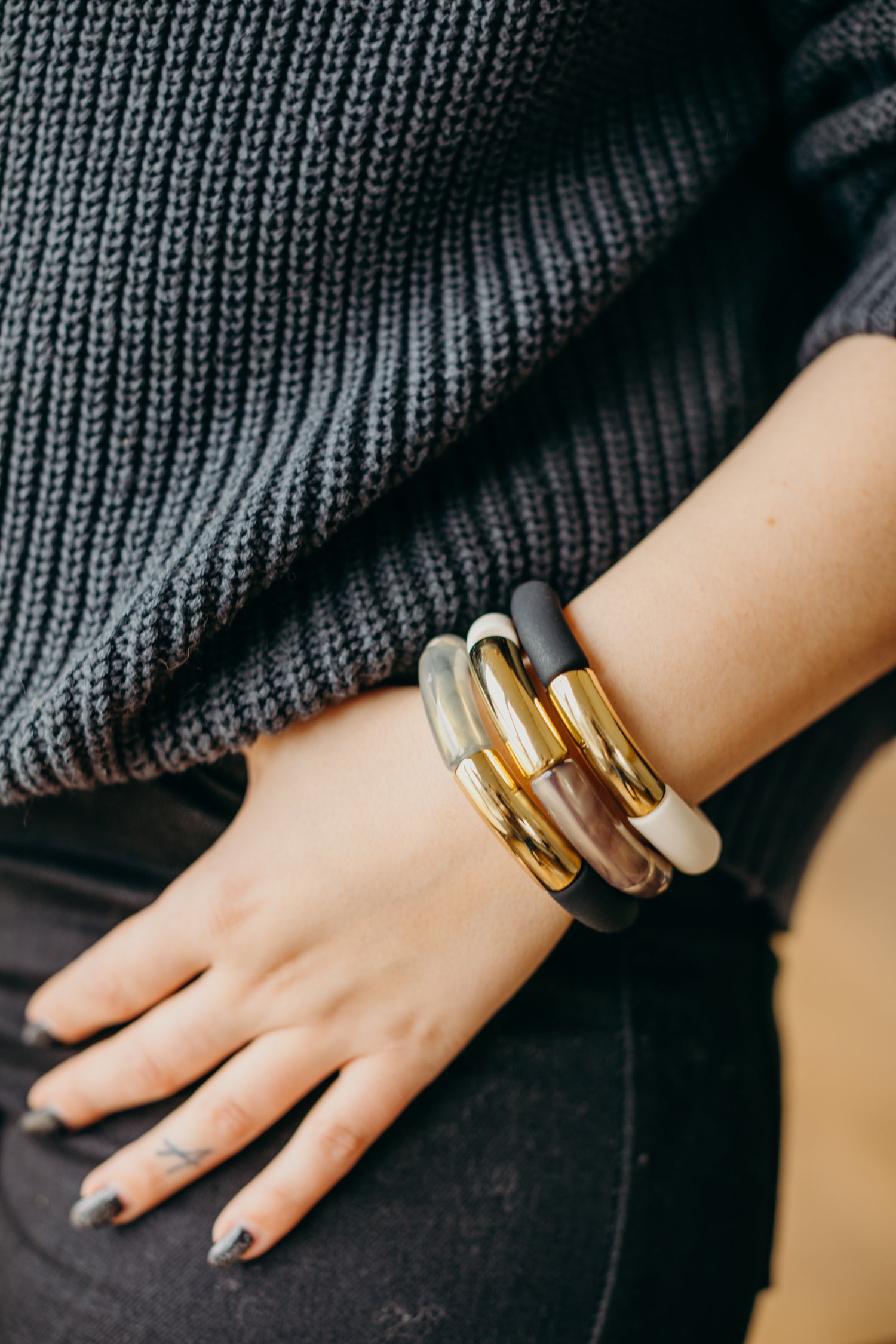 Perlenarmband 069 mit Tube Perlen in Gold, Weiß, und Schwarz