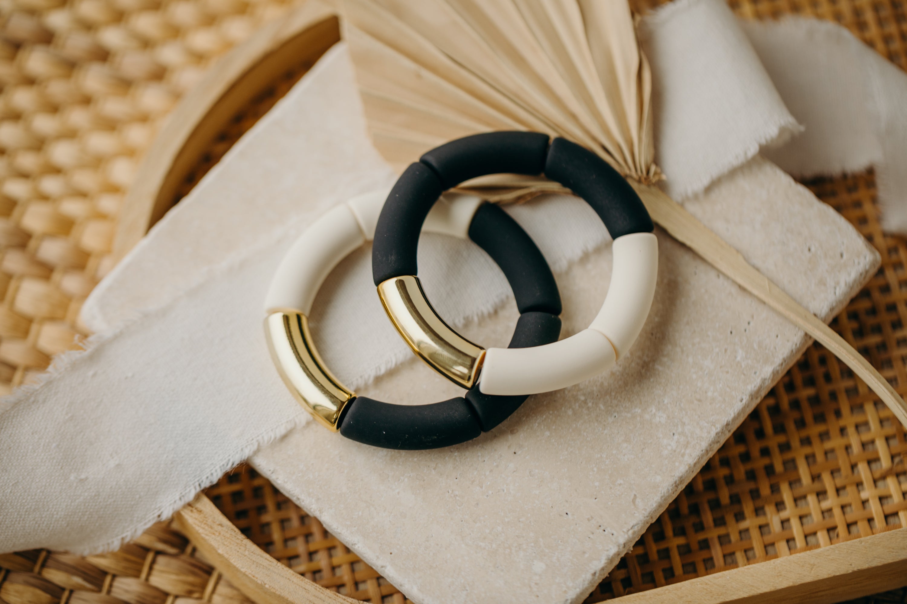 Perlenarmband 069 mit Tube Perlen in Gold, Weiß, und Schwarz