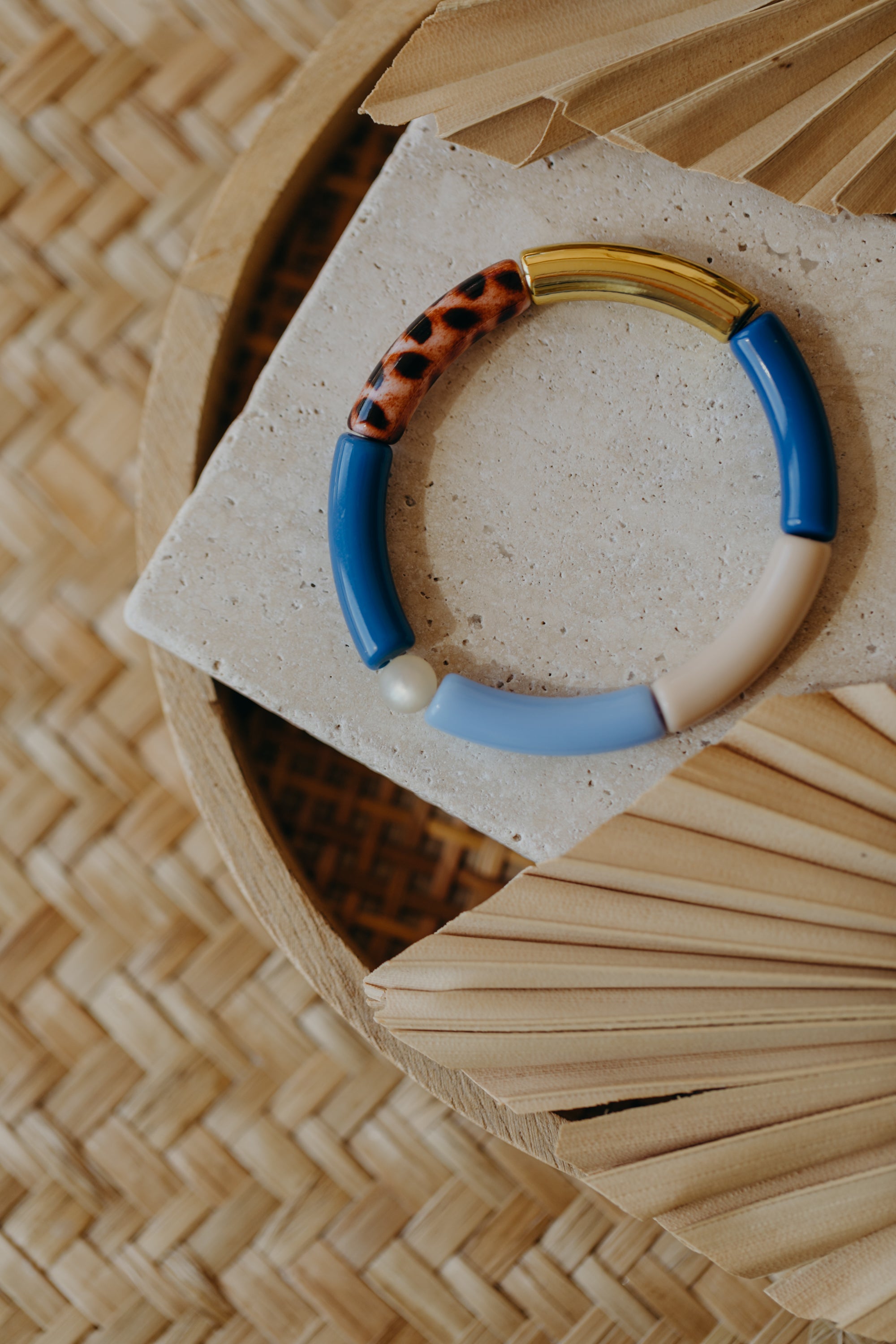 Perlenarmband 002 mit Tube Perlen in Gold, Beige, Hell- & Dunkelblau und Print