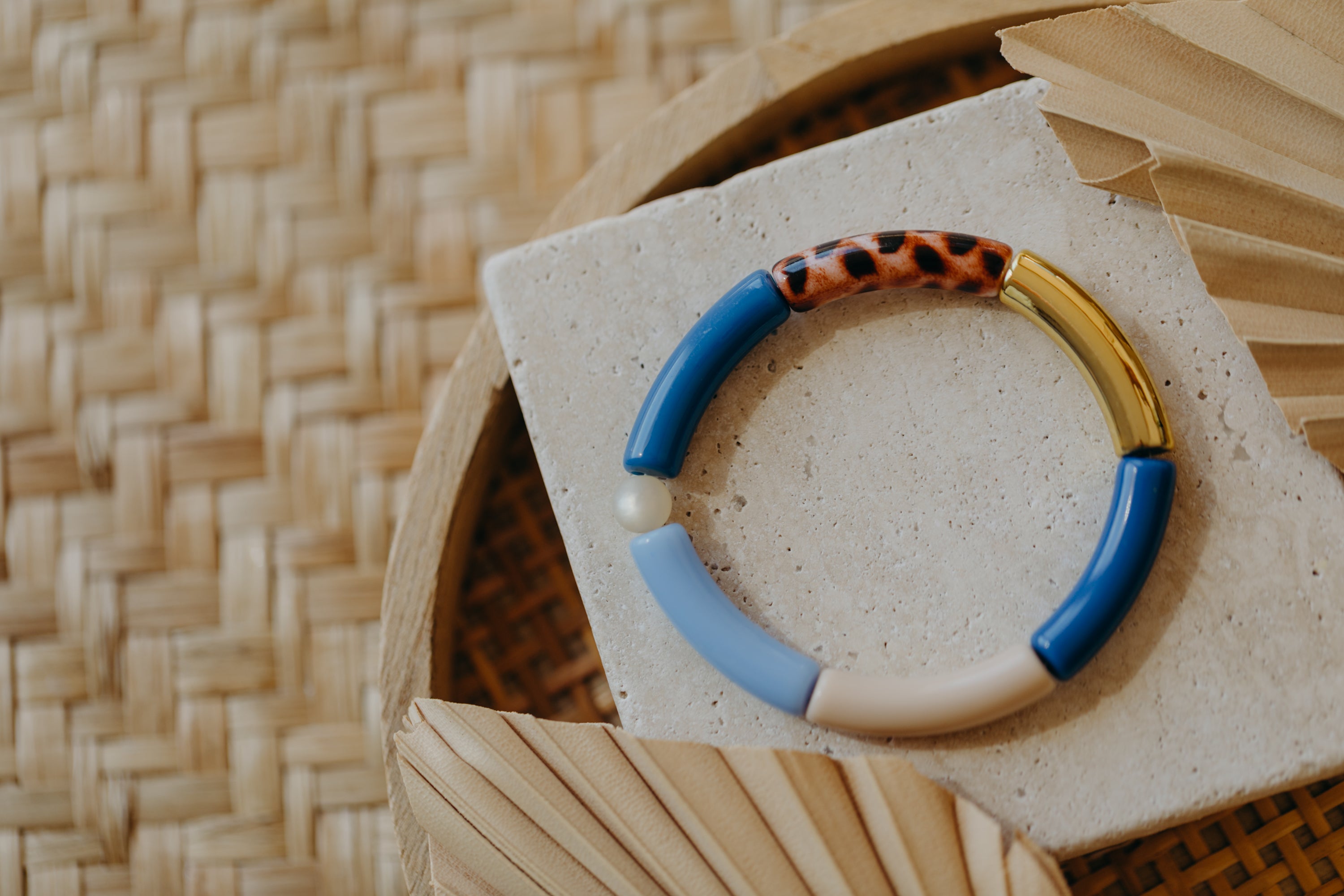 Perlenarmband 002 mit Tube Perlen in Gold, Beige, Hell- & Dunkelblau und Print