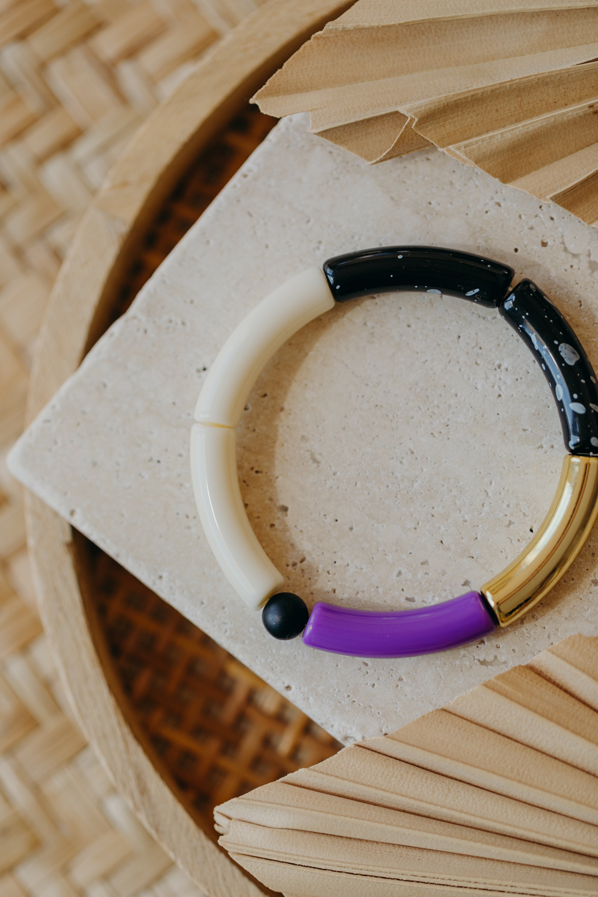 Perlenarmband 003 mit Tube Perlen in Gold, Creme, Lila und Schwarz