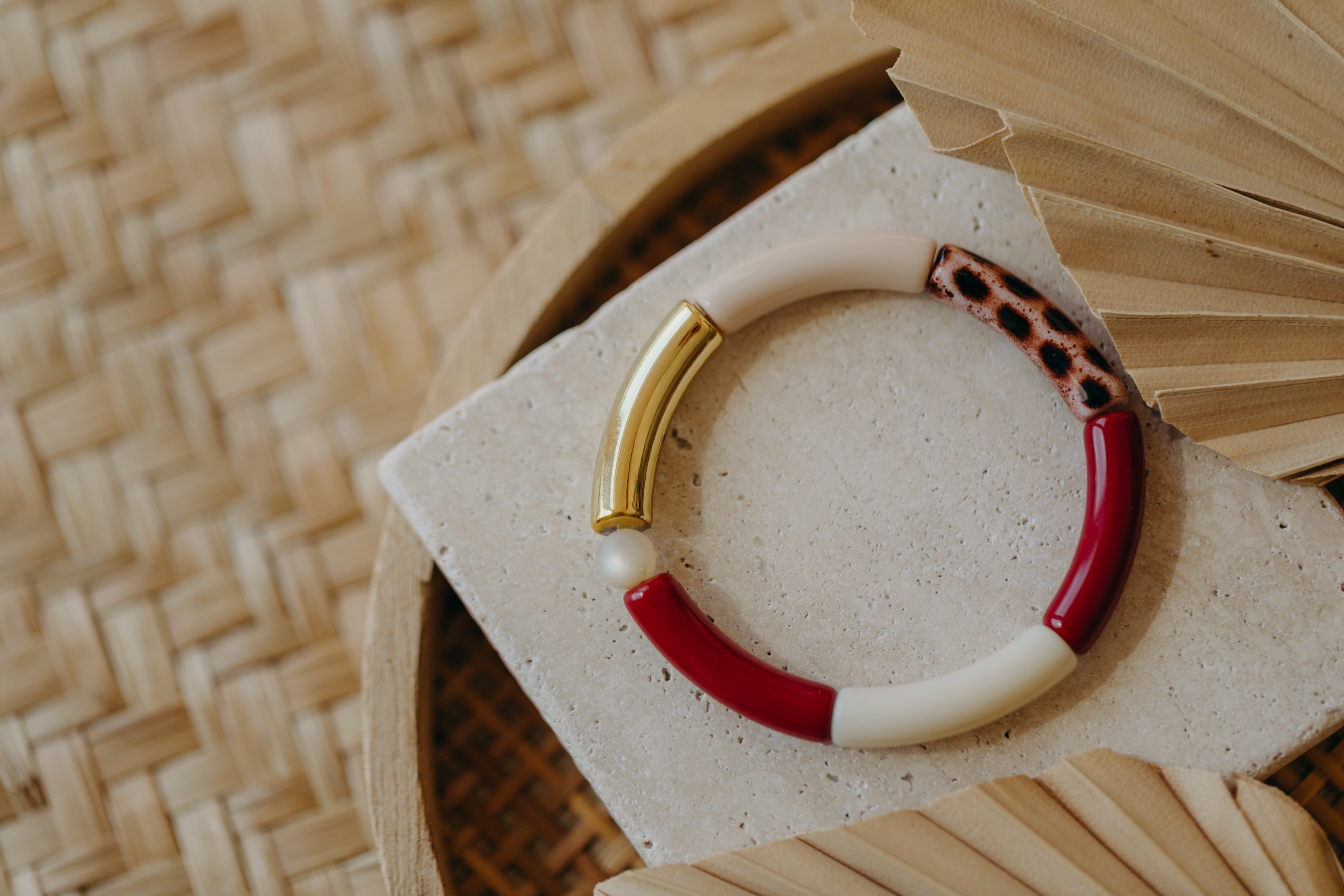 Perlenarmband 005 mit Tube Perlen in Gold, Creme, Beige, Weinrot und Print