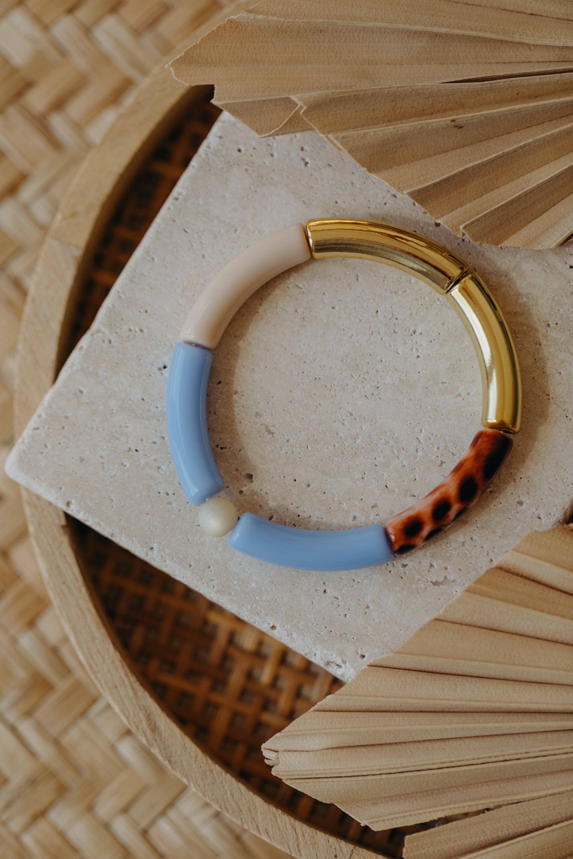 Perlenarmband 006 mit Tube Perlen in Gold, Beige, Hellblau und Print