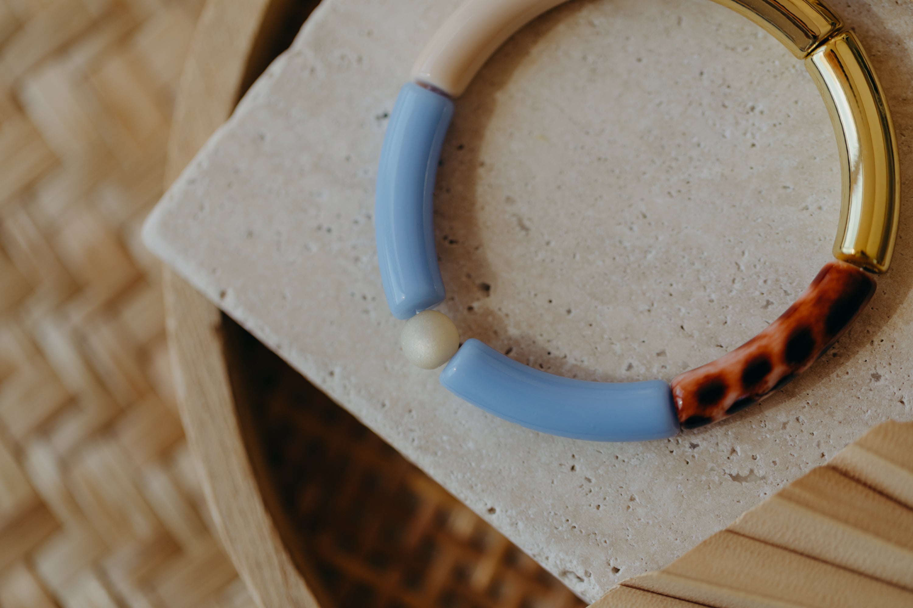 Perlenarmband 006 mit Tube Perlen in Gold, Beige, Hellblau und Print