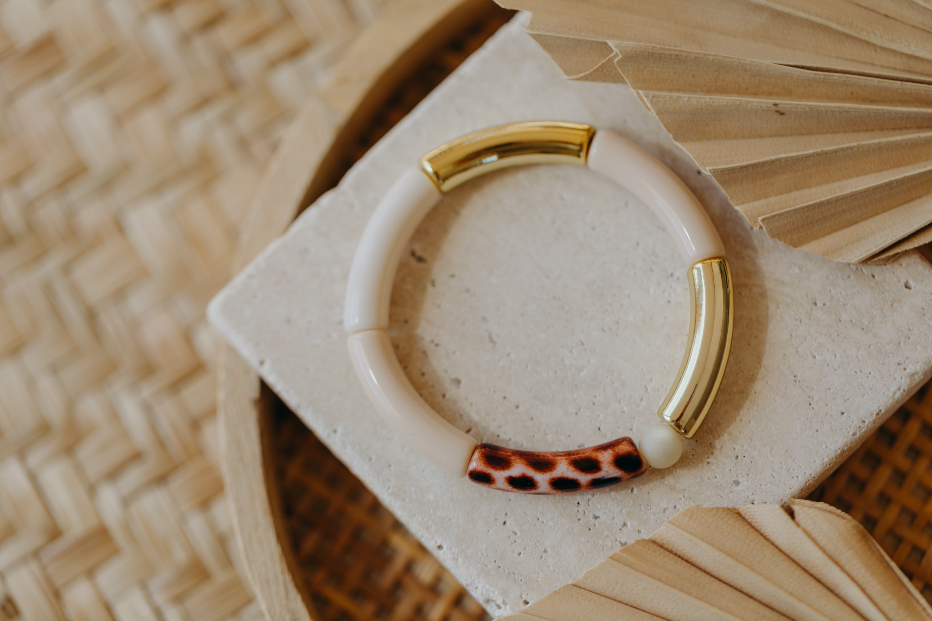 Perlenarmband 009 mit Tube Perlen in Gold, Creme, Beige und Print