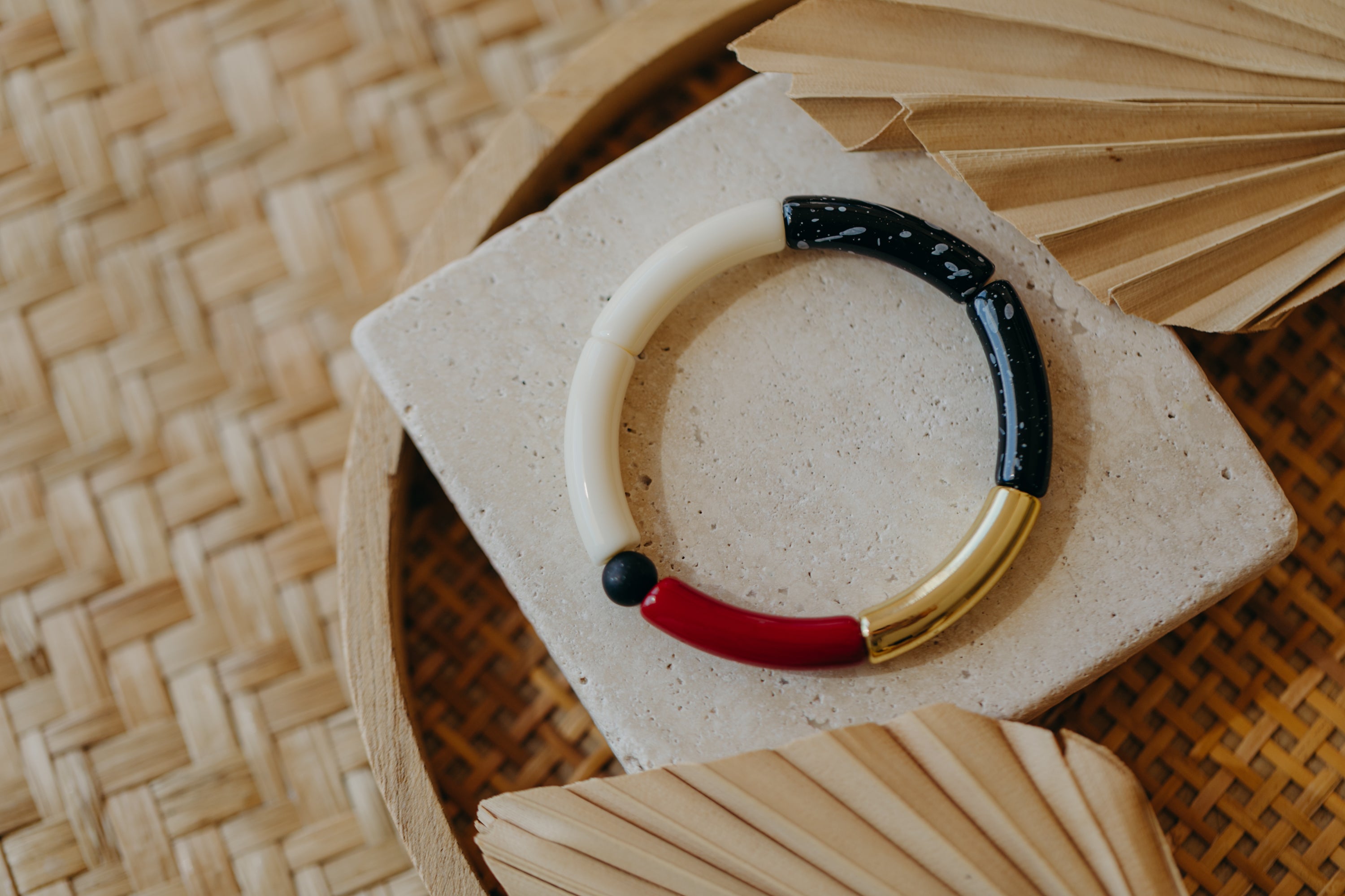 Perlenarmband 010 mit Tube Perlen in Gold, Creme, Weinrot und Schwarz